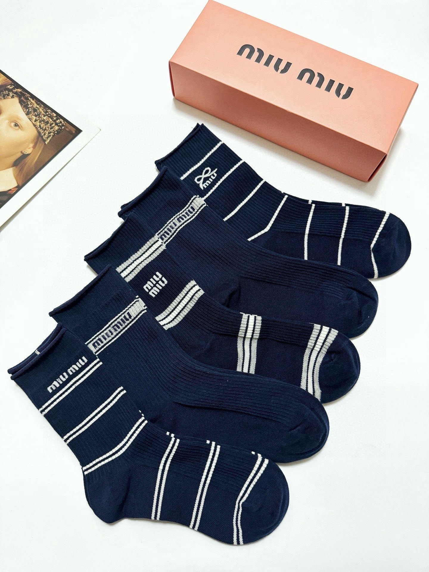 配包装🌟【一盒5 双】🌟缪缪 miumiu 经典刺绣字母logo 混纺中筒袜 ，重工刺绣 工艺，ins超