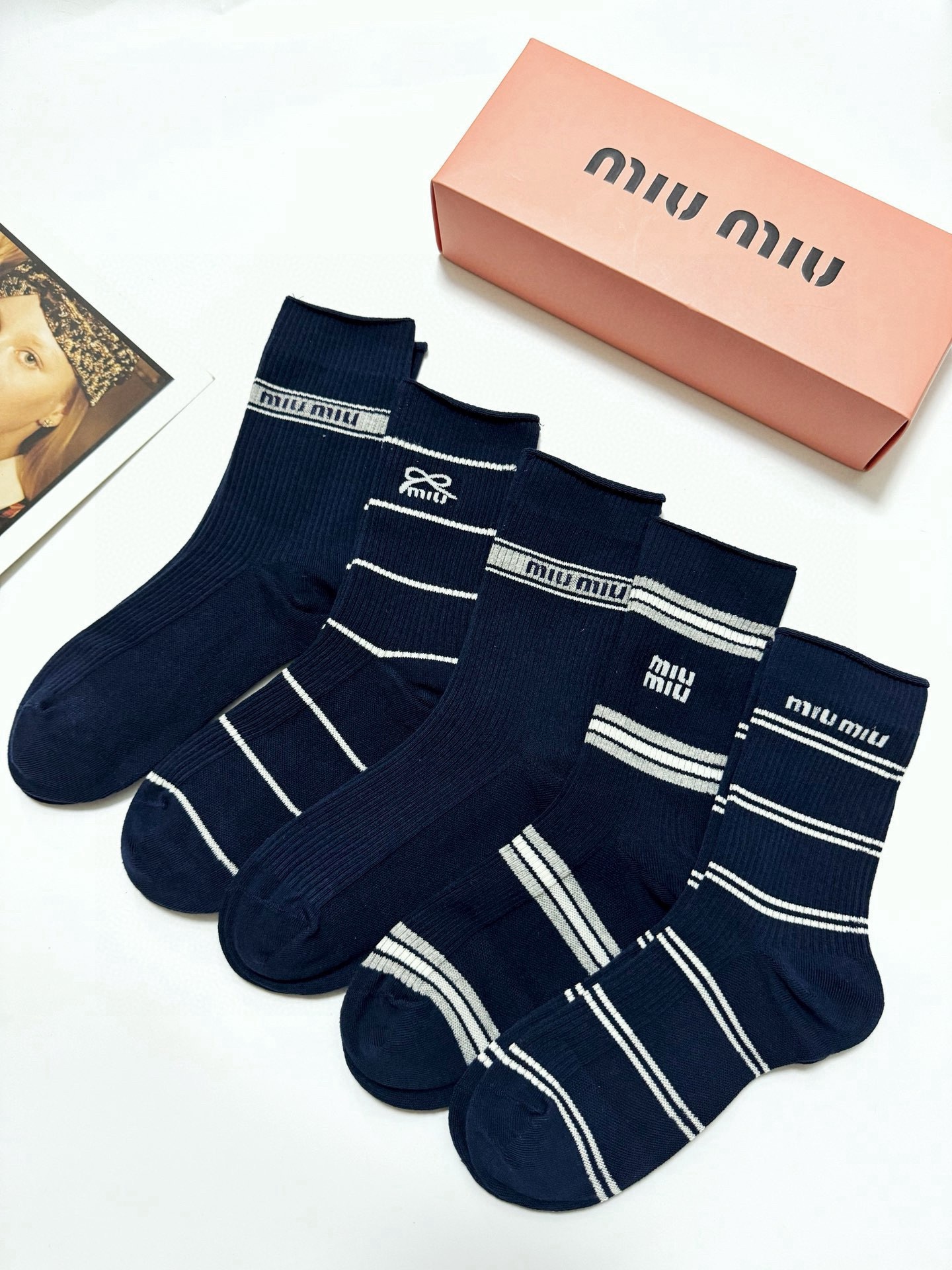 配包装🌟【一盒5 双】🌟缪缪 miumiu 经典刺绣字母logo 混纺中筒袜 ，重工刺绣 工艺，ins超