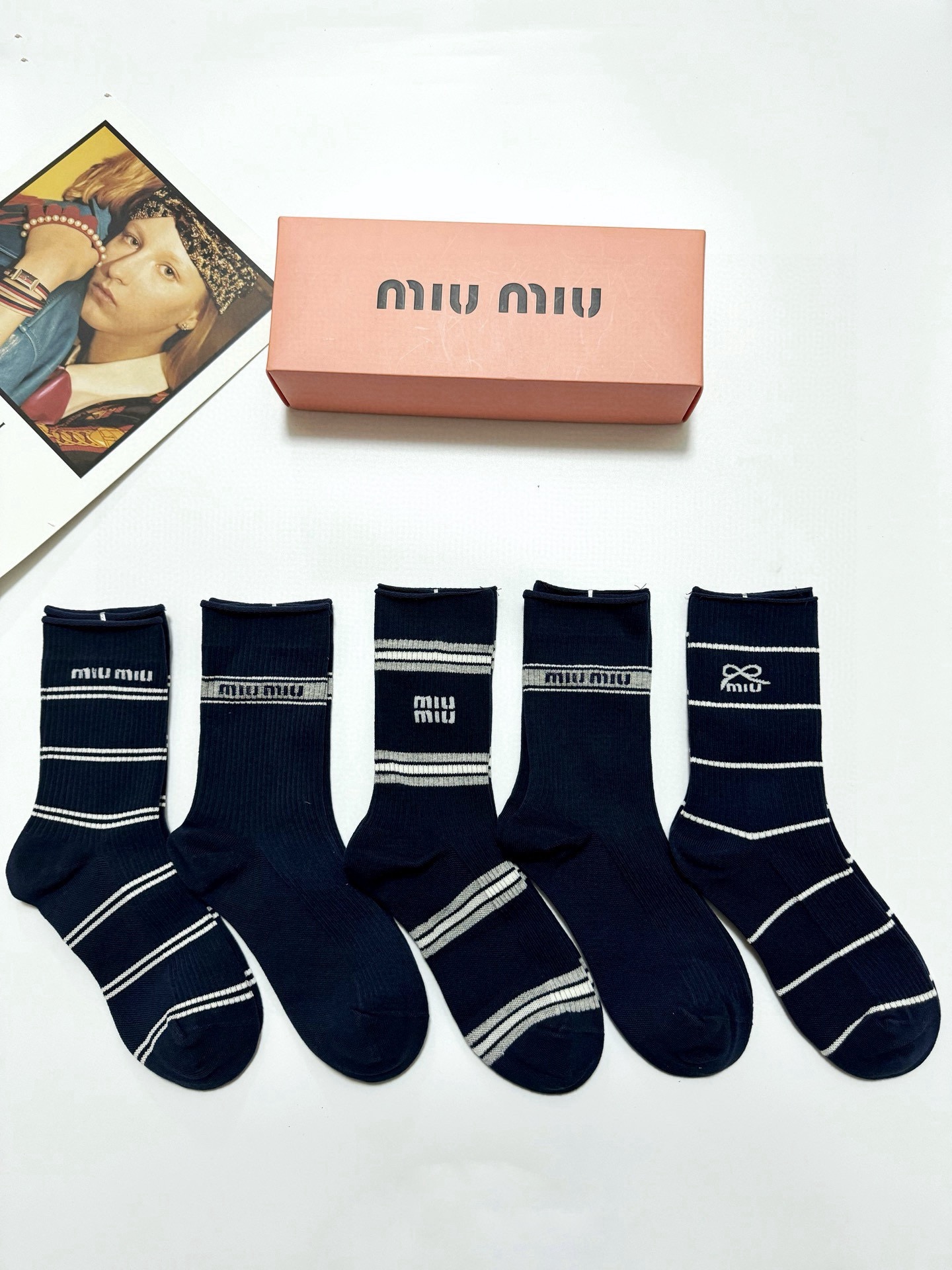 配包装🌟【一盒5 双】🌟缪缪 miumiu 经典刺绣字母logo 混纺中筒袜 ，重工刺绣 工艺，ins超