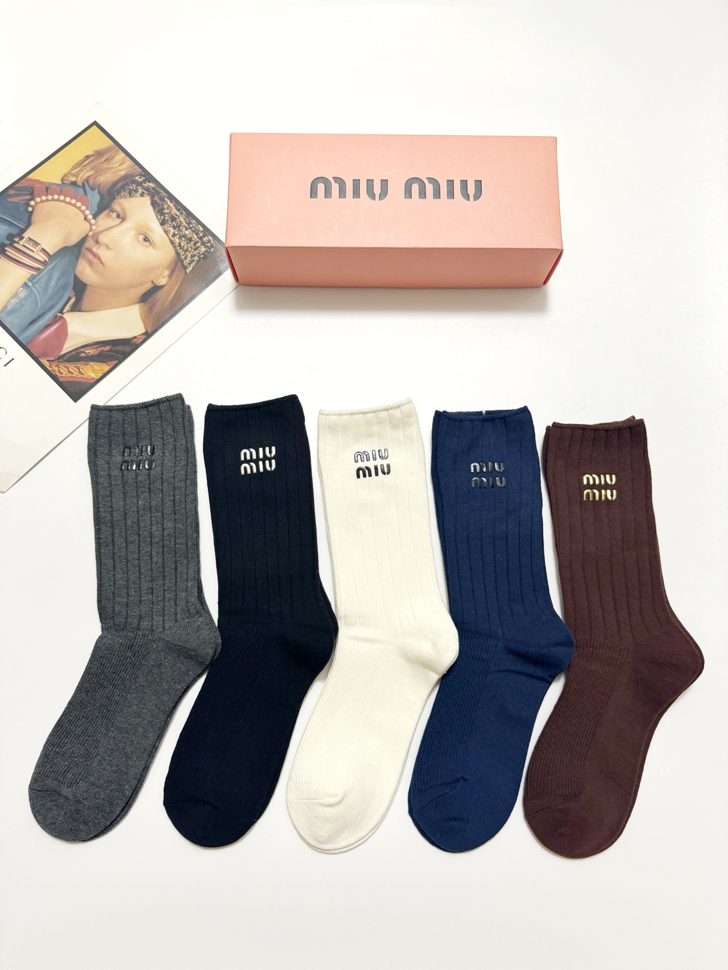 配包装🌟【一盒5 双】🌟缪缪 miumiu 经典字母 logo纯棉 中筒袜 ！超级软糯亲肤！🌟ins爆款