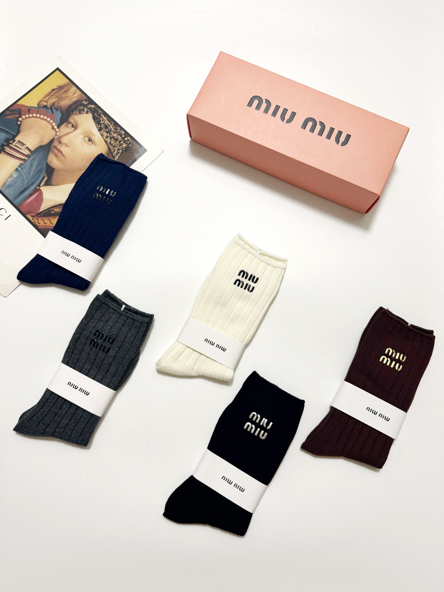 配包装🌟【一盒5 双】🌟缪缪 miumiu 经典字母 logo纯棉 中筒袜 ！超级软糯亲肤！🌟ins爆款