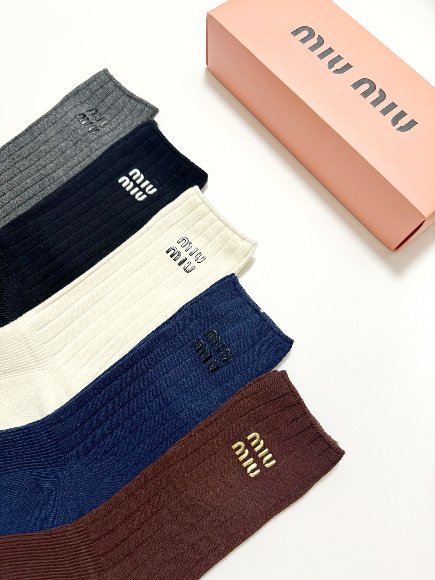 配包装🌟【一盒5 双】🌟缪缪 miumiu 经典字母 logo纯棉 中筒袜 ！超级软糯亲肤！🌟ins爆款