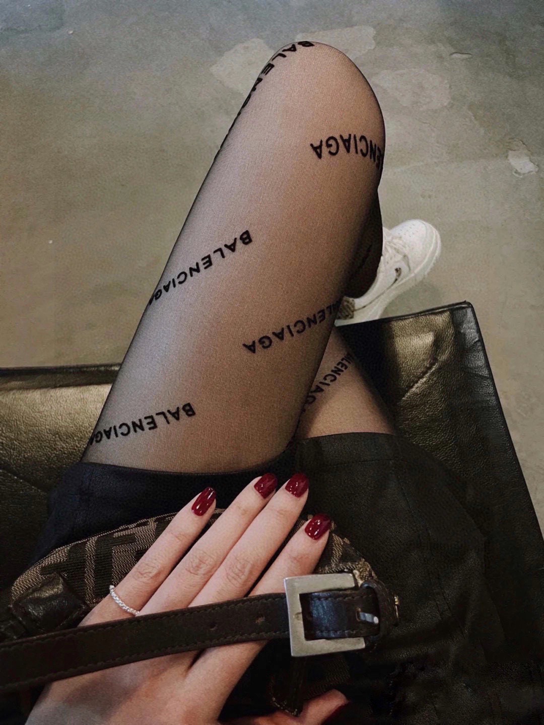 高版本【腰部印胶logo】。配包装【一盒一双】🌟Balenciaga巴黎世家字母丝袜 🌟好看到爆炸 ，欧