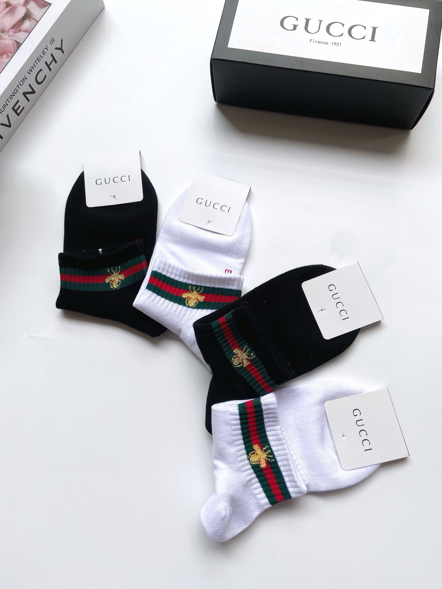 配包装🌟【一盒4 双】 🌟Gucci 古琦 经典小蜜蜂logo 纯棉船袜 ，ins超火爆短袜，纯棉面料，