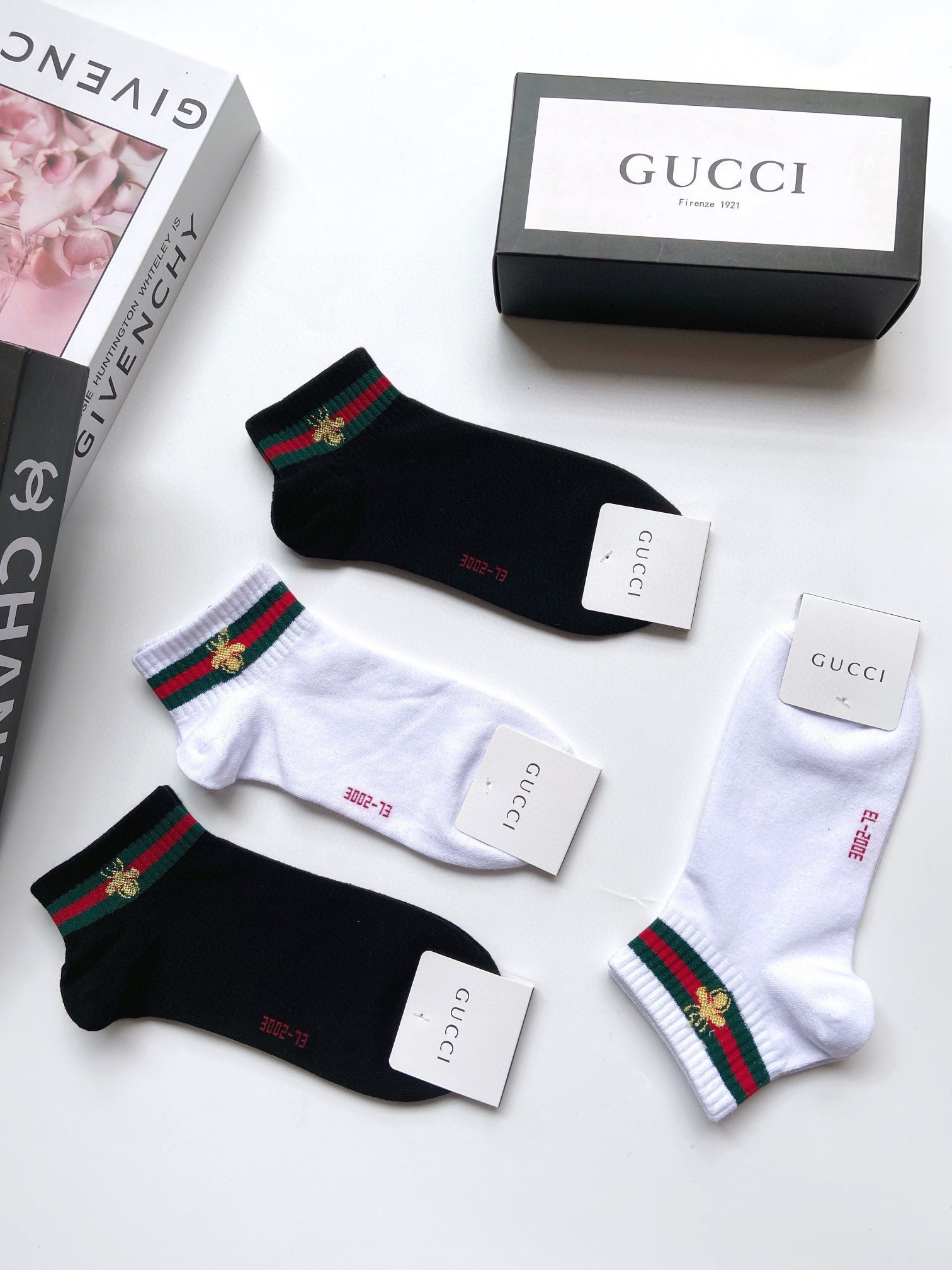 配包装🌟【一盒4 双】 🌟Gucci 古琦 经典小蜜蜂logo 纯棉船袜 ，ins超火爆短袜，纯棉面料，
