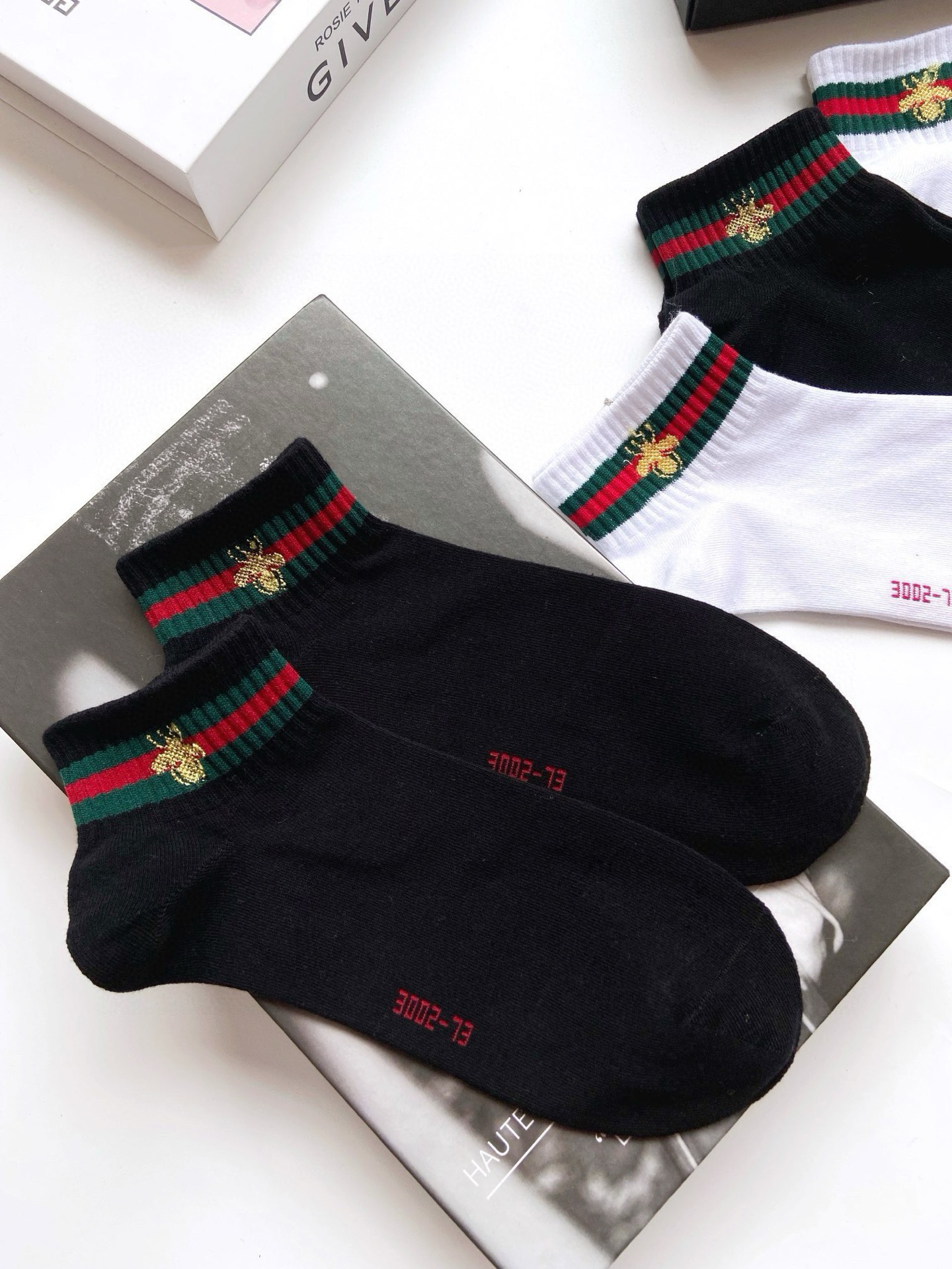 配包装🌟【一盒4 双】 🌟Gucci 古琦 经典小蜜蜂logo 纯棉船袜 ，ins超火爆短袜，纯棉面料，