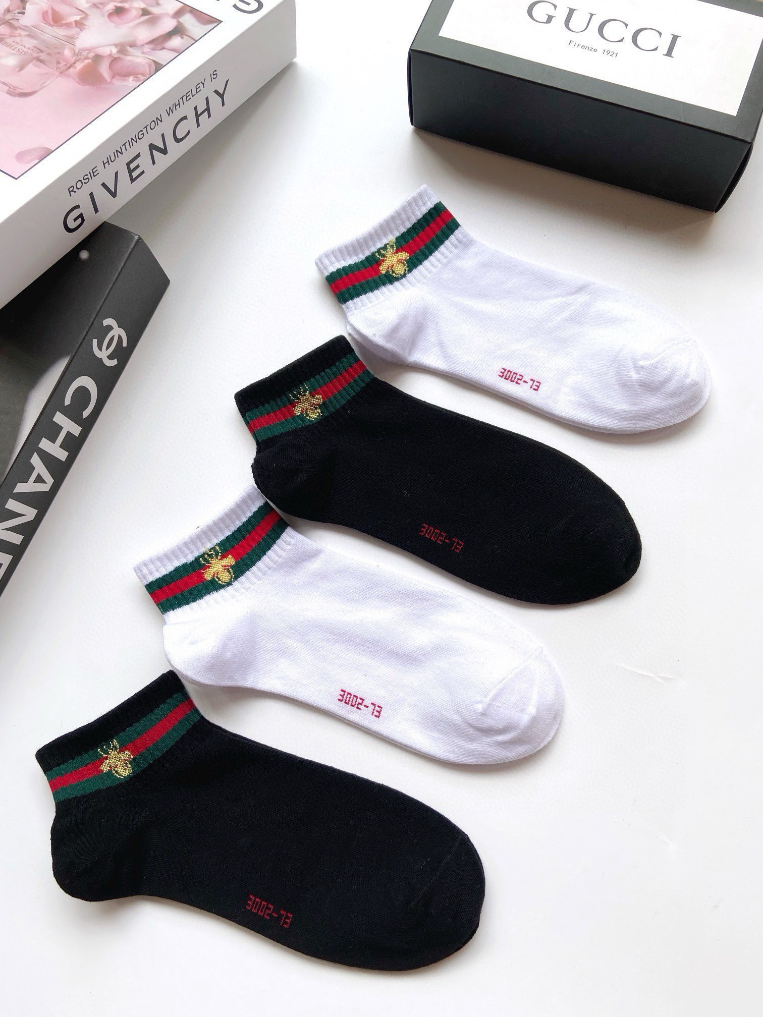 配包装🌟【一盒4 双】 🌟Gucci 古琦 经典小蜜蜂logo 纯棉船袜 ，ins超火爆短袜，纯棉面料，