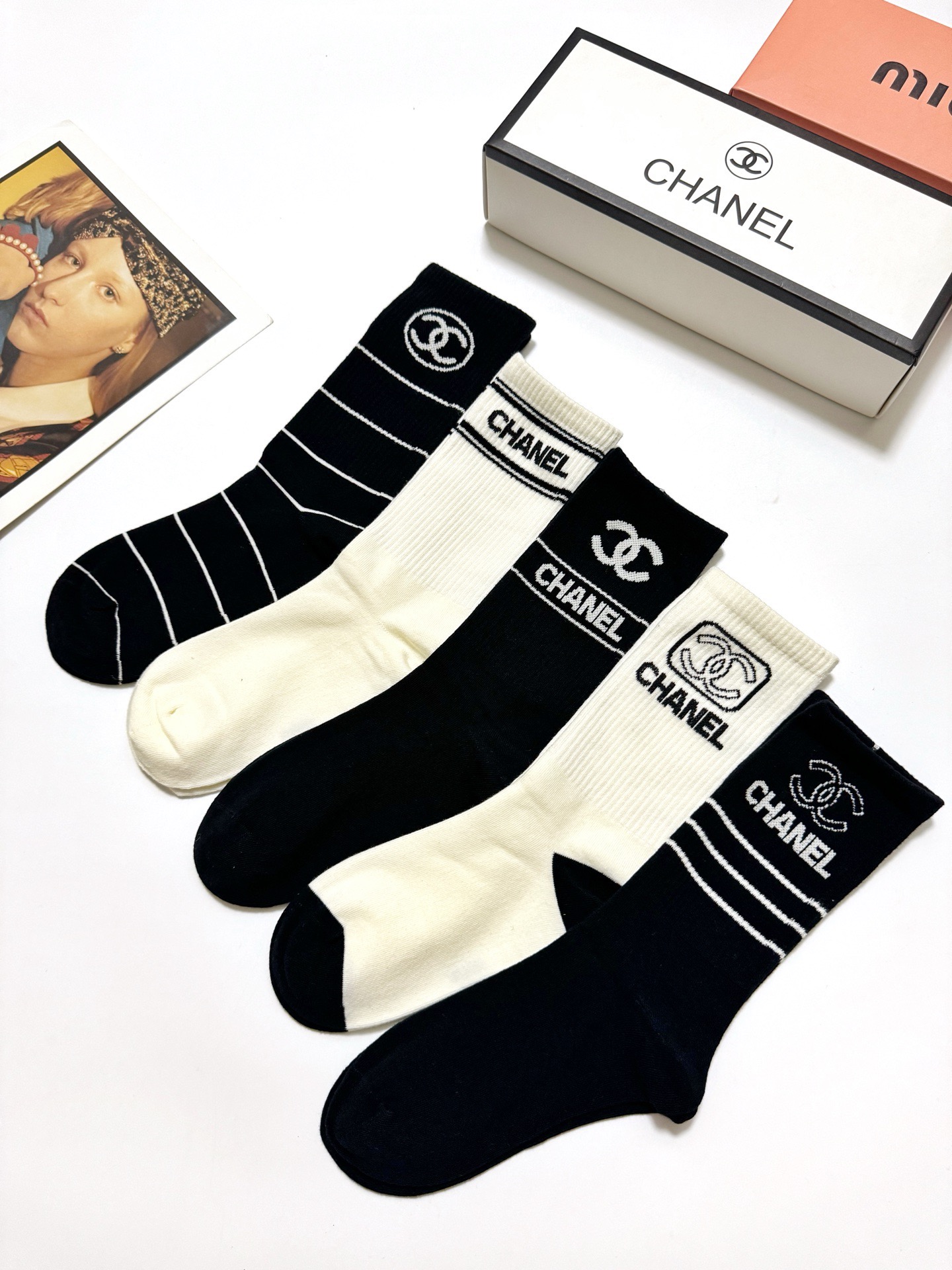 配包装🌟【一盒5 双】 🌟Chanel 香奈儿 经典字母logo 纯棉中筒袜 ，ins超火爆中筒袜 纯棉