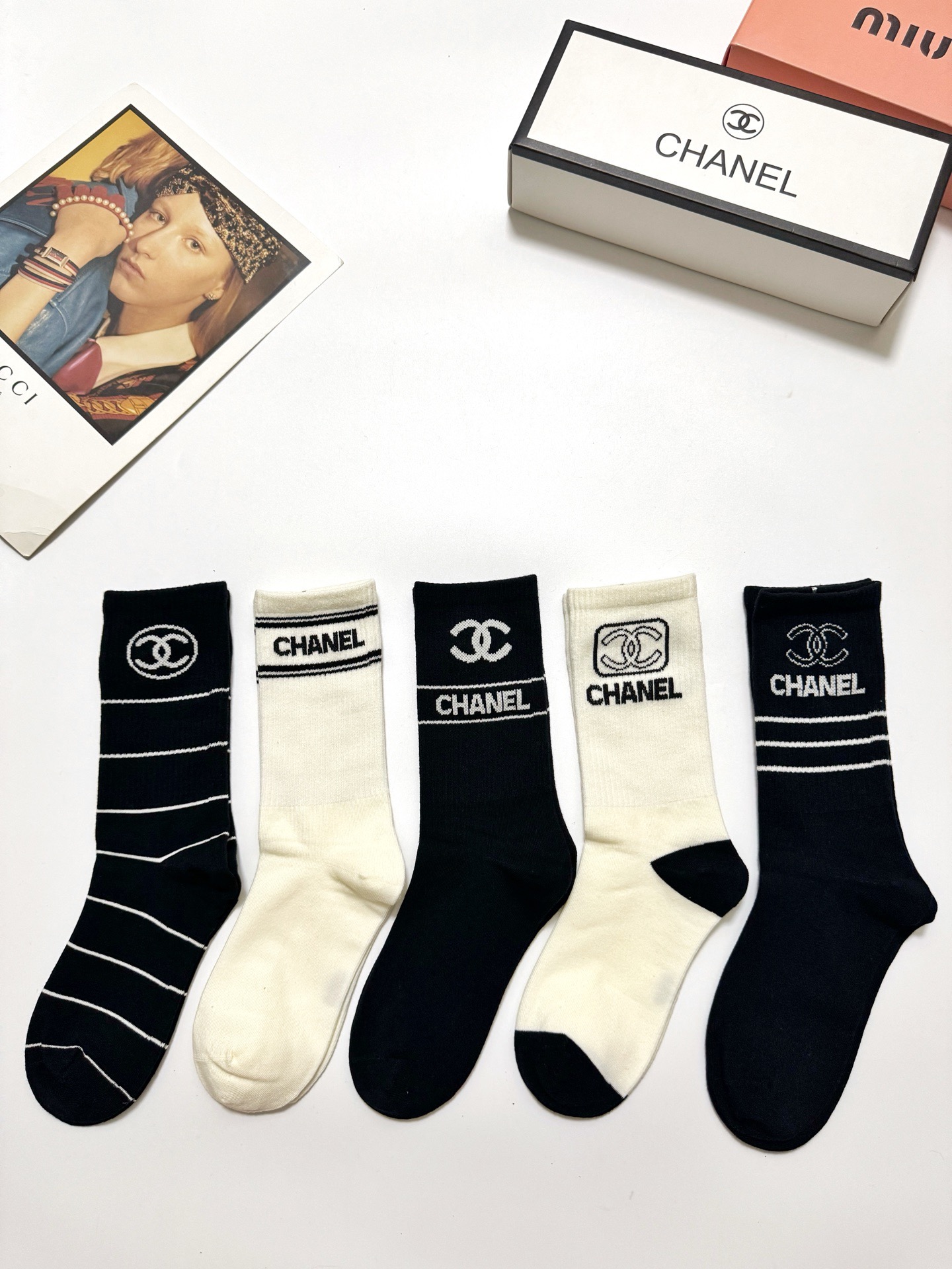 配包装🌟【一盒5 双】 🌟Chanel 香奈儿 经典字母logo 纯棉中筒袜 ，ins超火爆中筒袜 纯棉