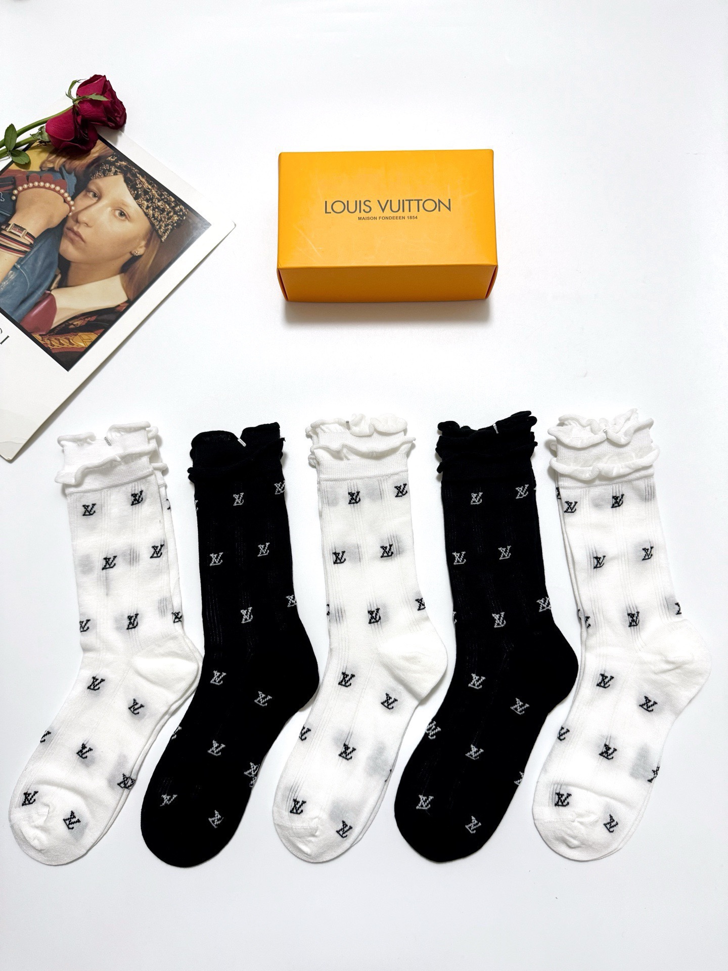 NO:555003,Comes with packaging [5 pairs in a box] LV Louis Vuitton classic letter logo pure cotton mid-calf socks, ins super popular air-conditioning socks, pure cotton fabric, a must-have for fashionistas, classic color matching, personalized, fashionable and versatile, you deserve it Socks, stockings, socks, louis vuitton, louis vuitton, socks19860909配包装【一盒5 双】 LV 路易威登 经典字母logo 纯棉中筒袜 ,ins超火爆空调袜,纯棉面料,潮人必备 ,经典配色 个性时尚百搭款,你值得拥有哦袜子,丝袜,袜子,louis vuitton,louis vuitton,socks,accessory