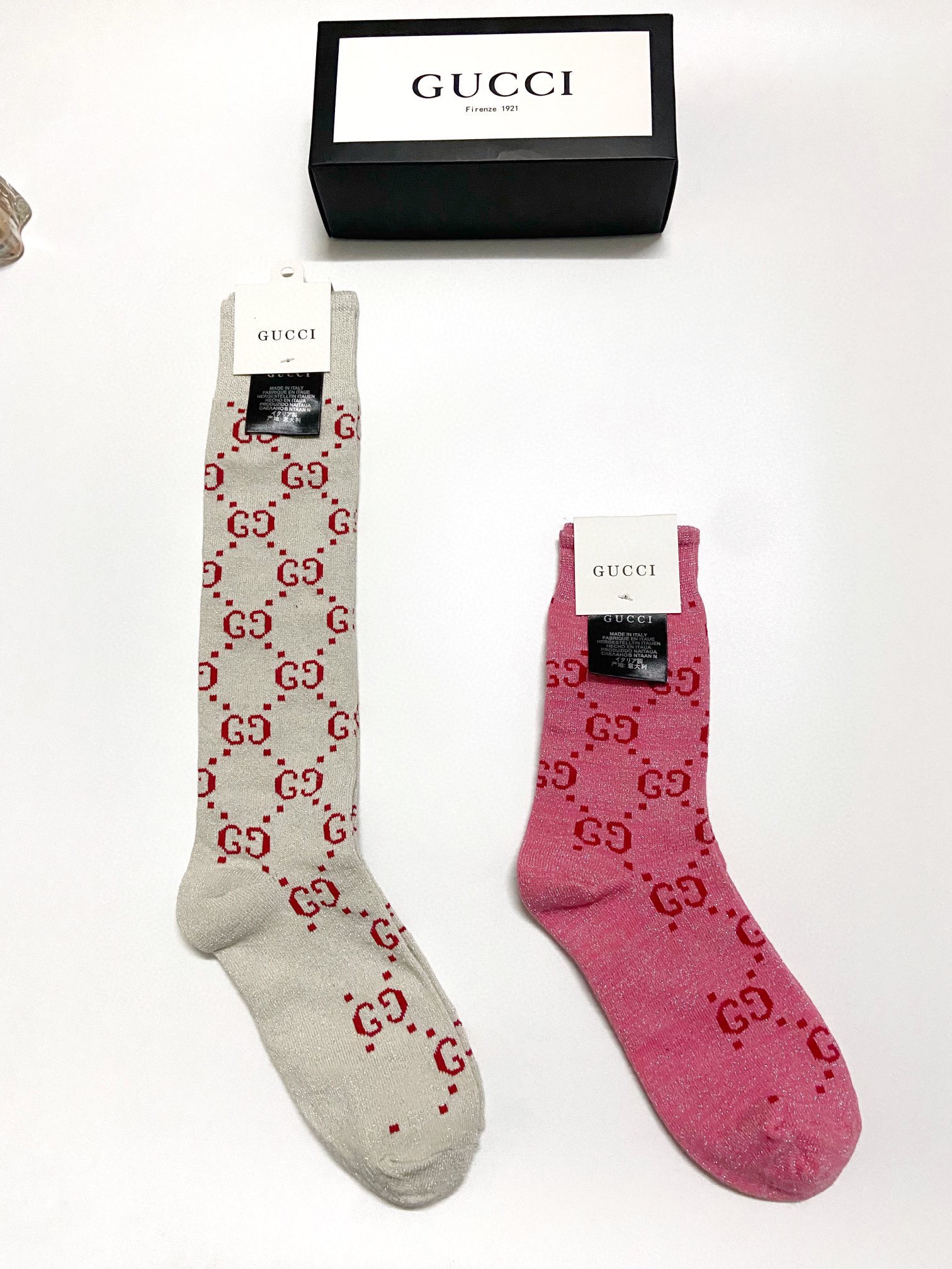 NO:555010,Comes with packaging [2 pairs in a box] Gucci Gucci's hot-selling lamé stockings, mid-calf socks, super popular calf socks, double-needle knitted blended lamé material, super perfect combination, classic style, simultaneous sale at counters, hot ins item, a must-have for fashionistas, versatile colors Socks, stockings, socks, gucci, socks19860909配包装【一盒2 双】 Gucci 古奇 爆款金银丝长筒袜 中筒袜,超级火爆小腿袜双针针织混纺金银丝材质,超完美结合,款式经典,专柜同步发售,ins爆火小单品,潮人必备,颜色百搭 袜子,丝袜,袜子,gucci,socks,accessory