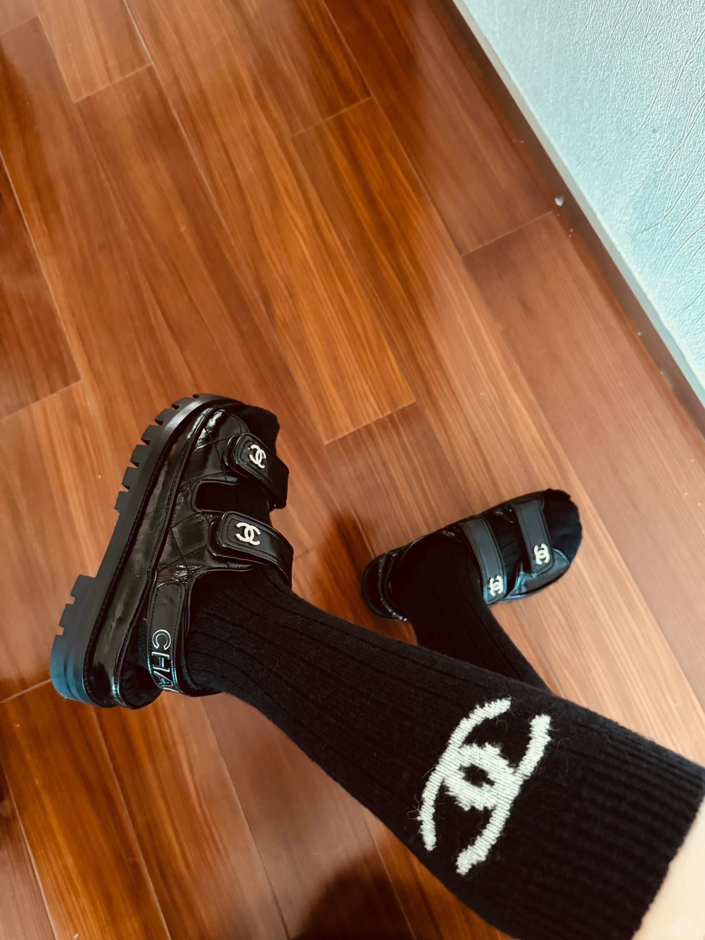 NO:555013,Comes with packaging [2 pairs in a box] Chanel Super hot style!  Internet celebrity calf socks, mid-calf socks + long stockings, a classic hot-selling combination with original quality!  The official website is synchronized, and the classic fried chicken classic four-striped calf socks are always on sale. Ins stars and Internet celebrities recommend them. They are made of pure cotton. They are light, soft and breathable. They are suitable for all seasons. They are essential socks for the streets of Europe and the United States. Stockings, socks, chanel, chanel, socks19860909配包装【一盒2 双】 Chanel 香奈儿 超级爆款！网红小腿袜,中筒袜+长筒袜,经典爆款组合原单品质！官网同步,一直在售的炒鸡经典款经典四条杠小腿袜,ins明星网红推荐火爆至极纯棉材质,轻薄柔软透气,四季通用,欧美大牌街头必备袜子,丝袜,袜子,chanel,chanel,socks,accessory