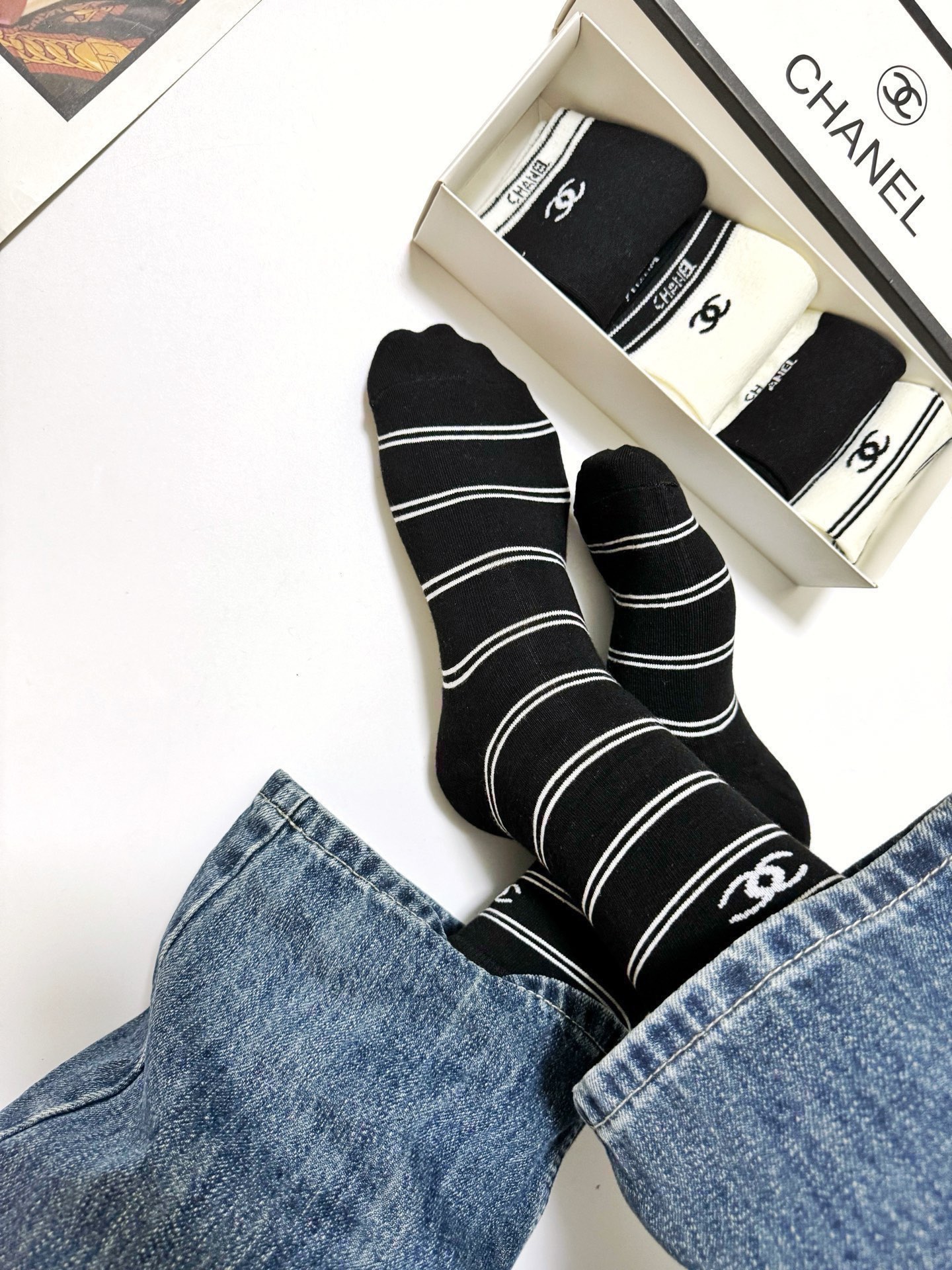 NO:584750,Comes with packaging [5 pairs in a box] Chanel Chanel classic letter logo breathable pure cotton mid-calf straight socks, the same style as the super popular celebrity in ins, exquisite fabrics, a must-have for fashionistas, classic color matching, personalized, fashionable and versatile, you deserve it Socks, stockings, socks, chanel, chanel, socks19860909配包装【一盒5双】 Chanel 香奈儿 经典字母logo 透气纯棉中筒直板袜 ,ins超火爆红人同款,精美 面料,潮人必备 ,经典配色 个性时尚百搭款,你值得拥有哦袜子,丝袜,袜子,chanel,chanel,socks,accessory