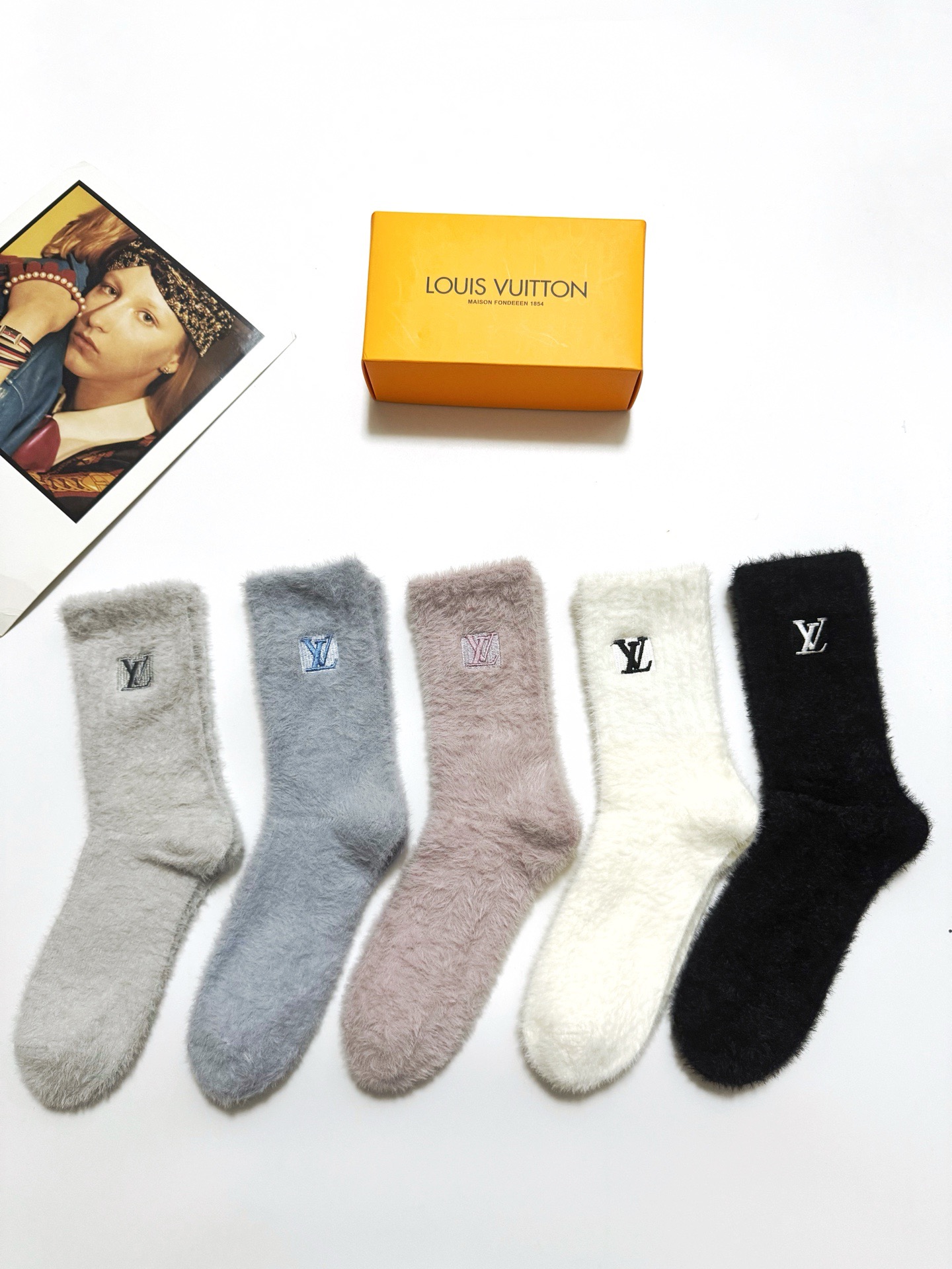 NO:584774,Comes with packaging [5 pairs in a box] LV Louis Vuitton European and American big brands classic letter logo mink velvet mid-calf socks!  Super soft and skin-friendly!  Ins hot style!  It’s on sale at the counter and it’s so explosive!  Super high quality!  A classic that never goes out of style!  A must-have for fashionistas, the quality of counter purchases is great and easy to wear!  Recommended, recommended, recommended ~ ~ must-have small items!  !  socks, stockings, socks, louis vuitton, louis vuitton, socks19860909配包装【一盒5 双】 LV 路易威登 欧美大牌 经典字母 logo 水貂绒中筒袜 ！超级软糯亲肤！ ins爆款！专柜在售ing 好看到爆炸 ！超高品质！经典不过时！潮人必不能少的专柜代购品质 ,巨好穿！推荐推荐推荐～～必入小单品！！袜子,丝袜,袜子,louis vuitton,louis vuitton,socks,accessory