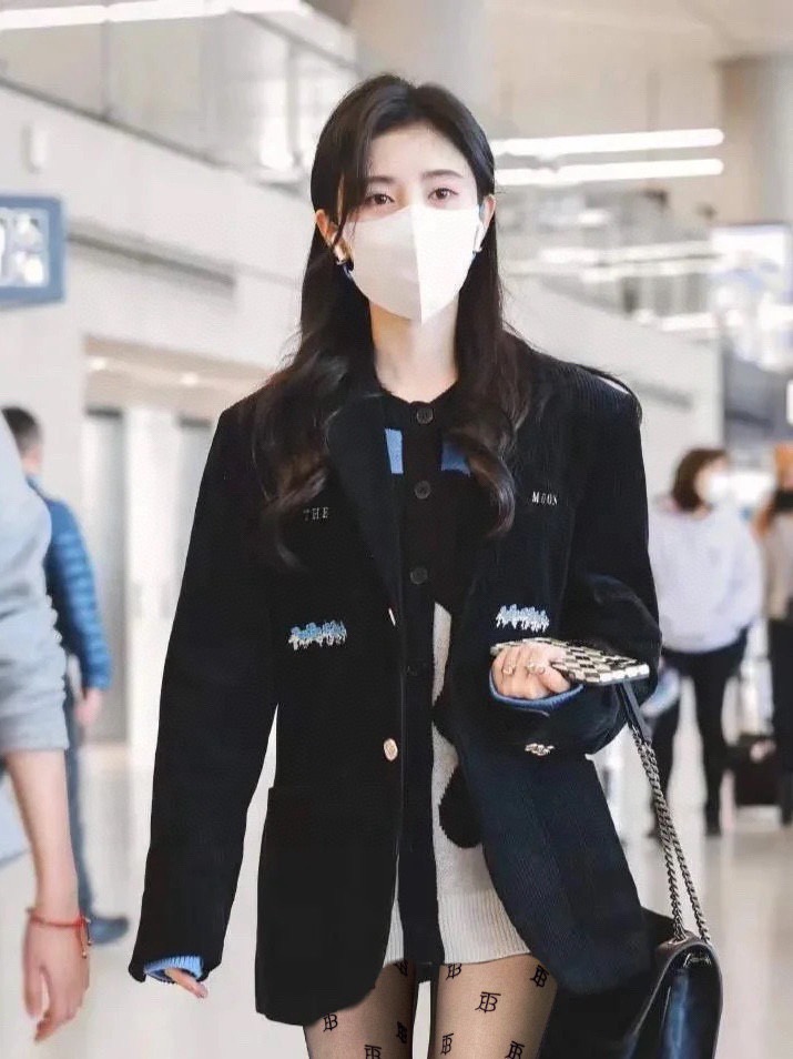 NO:584846,Comes with packaging [one pair in one box] Burberry classic flocked TB letter stockings. They are so good that you can see them. They are produced in a one-to-one version of big-name European and American stockings. You can see the craftsmanship!  A must-have item for fashionistas in autumn and winter. It looks super classy when paired with it and is extremely fashionable~~ Recommended, recommended, recommended~~ A must-have fashionable item!  !  socks, stockings, socks, burberry, burberry, socks19860909配包装【一盒一双】Burberry巴宝莉经典植绒TB字母丝袜 好看到爆炸 ,欧美大牌丝袜一比一高版本制作,可以看得到的工艺！ 潮人秋冬必备单品 ,搭配起来超高逼格 ,时髦度爆表啊啊啊啊～～推荐推荐推荐～～必入时髦小单品！！袜子,丝袜,袜子,burberry,burberry,socks,accessory