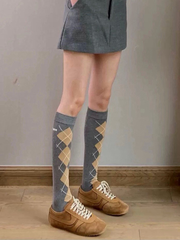 NO:584258,Comes with packaging [one pair per box] Miumiu miumiu classic letter logo pure cotton socks, calf socks, the same style as the super popular celebrity on ins, exquisite fabrics, a must-have for fashionistas, classic color combinations, personalized, fashionable and versatile, you deserve it Socks, stockings, socks, miumiu, socks19860909配包装【一盒一 双】 缪缪 miumiu 经典字母logo纯棉袜 小腿堆堆袜,ins超火爆红人同款,精美 面料,潮人必备 ,经典配色 个性时尚百搭款,你值得拥有哦袜子,丝袜,袜子,miumiu,socks,accessory