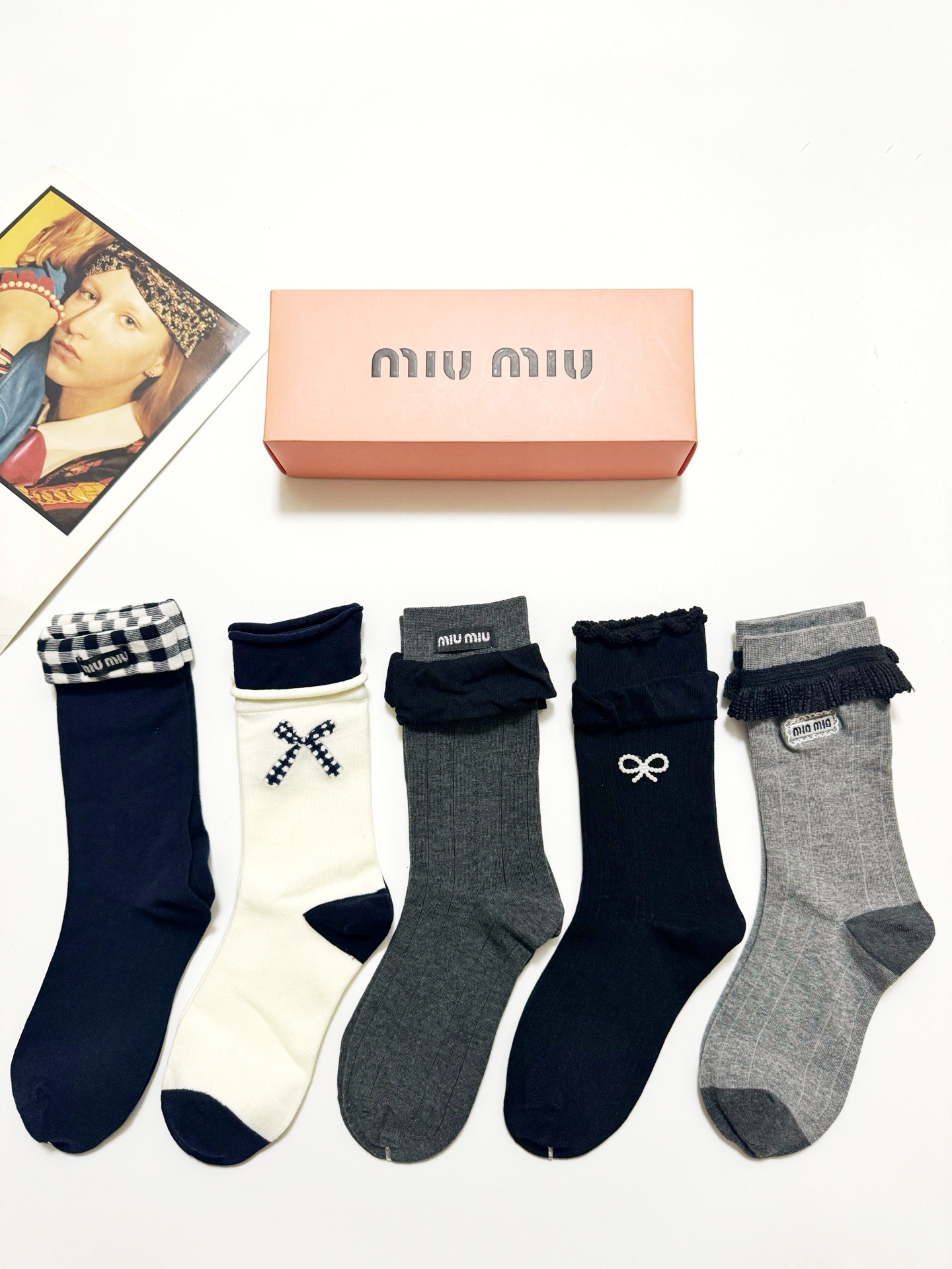 NO:584247,Comes with packaging [5 pairs in a box] Miumiu miumiu classic letter logo pure cotton mid-calf socks, ins super popular air-conditioning socks, pure cotton fabric, a must-have for fashionistas, classic color matching, personalized, fashionable and versatile, you deserve it Socks, stockings, socks, miumiu, socks19860909配包装【一盒5 双】 缪缪 miumiu 经典字母logo 纯棉中筒袜 ,ins超火爆空调袜,纯棉面料,潮人必备 ,经典配色 个性时尚百搭款,你值得拥有哦袜子,丝袜,袜子,miumiu,socks,accessory