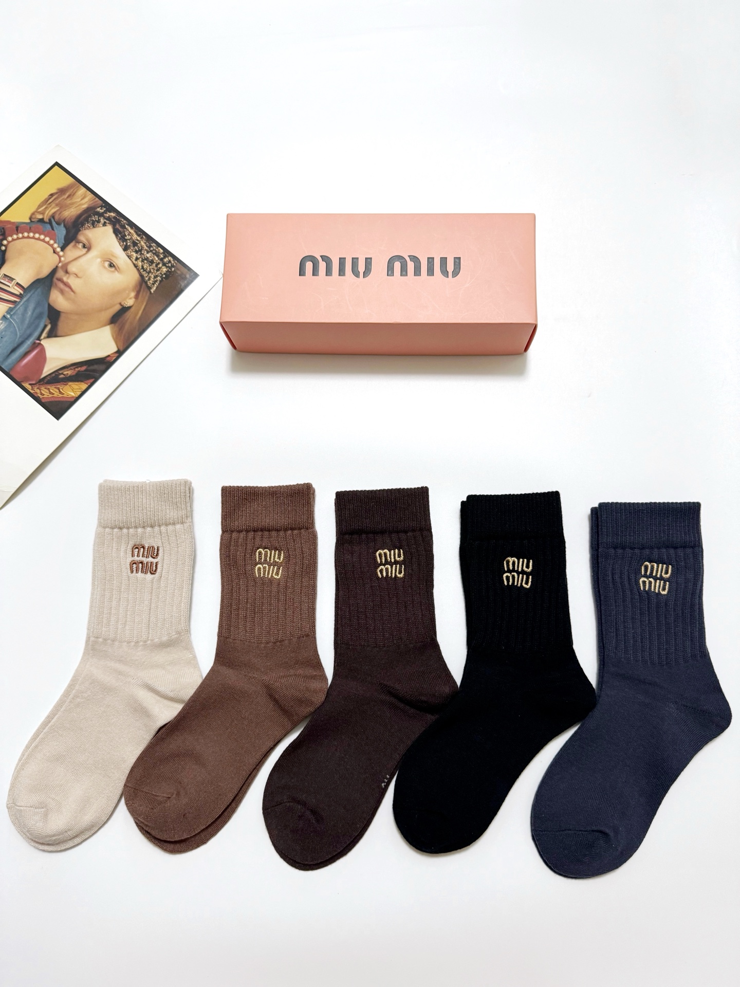 NO:584251,Comes with packaging [5 pairs in a box] Miumiu miumiu classic embroidered letter logo cashmere blend mid-calf socks, soft and skin-friendly, ins super popular color, a must-have for fashionistas in autumn and winter, personalized fashionable and versatile, you deserve it Socks, stockings, socks, miumiu, socks19860909配包装【一盒5 双】 缪缪miumiu 经典刺绣字母logo 羊绒混纺中筒袜,软糯亲肤,ins超火爆配色 ,秋冬潮人必备 ,个性时尚百搭款,你值得拥有哦 袜子,丝袜,袜子,miumiu,socks,accessory