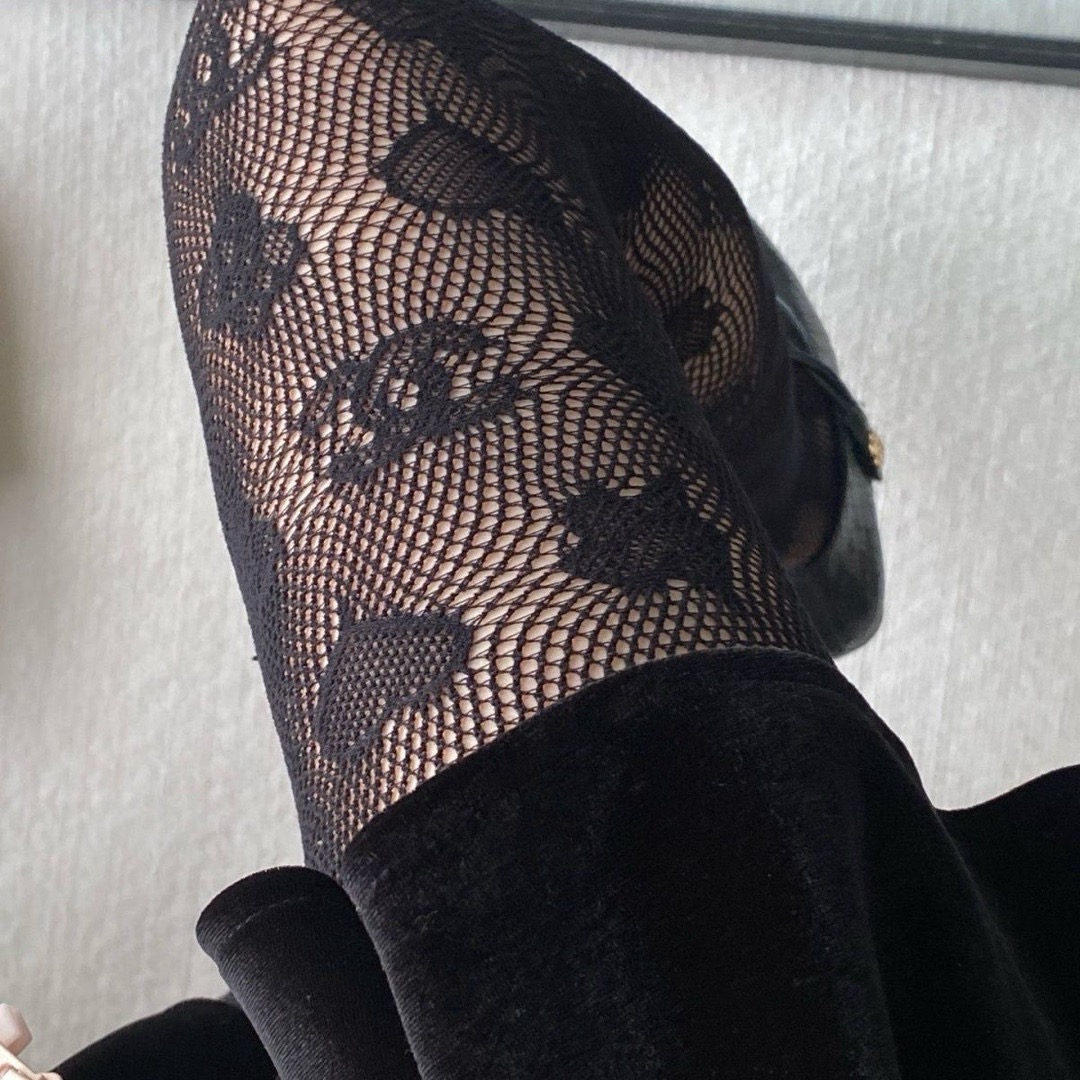 NO:584255,. Comes with packaging [one pair per box] Chanel sexy and charming fishnet stockings, high quality products!  It looks so good. European and American big-name silk stockings are a must-have item for fashionistas in autumn and winter. They are super stylish when paired together and are extremely fashionable~~ Recommended, recommended, recommended~~ A must-have fashionable item!  !  socks, stockings, socks, chanel, chanel, socks19860909.配包装【一盒一双】Chanel 香奈儿性感魅惑网袜 对版高货！ 好看到爆炸 ,欧美大牌丝袜 潮人秋冬必备单品 ,搭配起来超高逼格 ,时髦度爆表啊啊啊啊～～推荐推荐推荐～～必入时髦小单品！！袜子,丝袜,袜子,chanel,chanel,socks,accessory