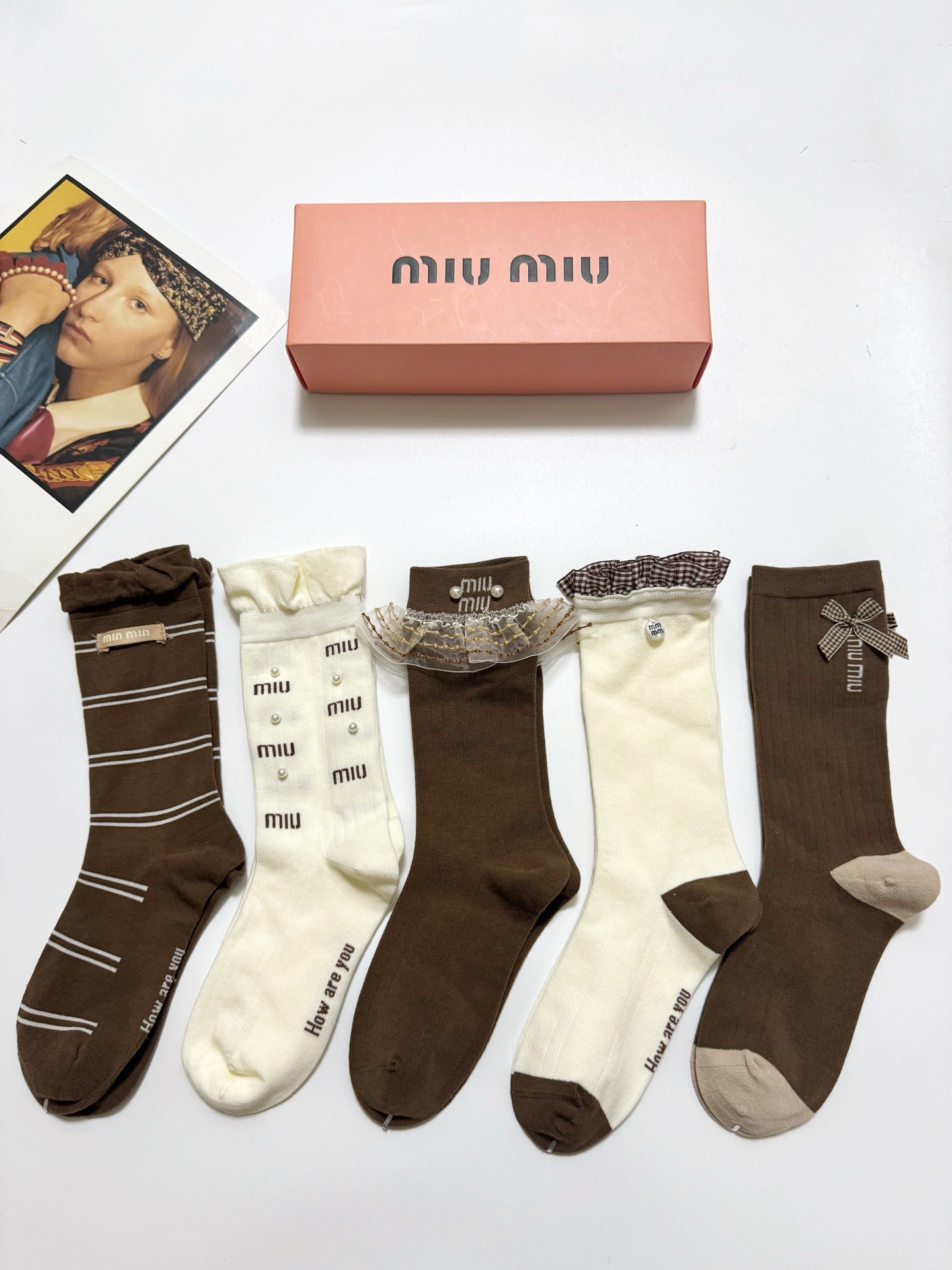 NO:584303,Comes with packaging [5 pairs in a box] Miumiu miumiu classic logo pure cotton mid-calf socks, ins super popular air-conditioning socks, pure cotton fabric, a must-have for fashionistas, classic color matching, personalized, fashionable and versatile, you deserve it Socks, stockings, socks, miumiu, socks19860909配包装【一盒5 双】 缪缪 miumiu 经典logo 纯棉中筒袜 ,ins超火爆空调袜,纯棉面料,潮人必备 ,经典配色 个性时尚百搭款,你值得拥有哦袜子,丝袜,袜子,miumiu,socks,accessory