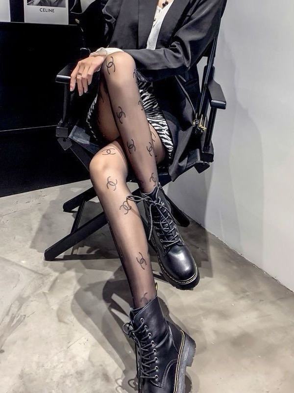 NO:584913,Comes with packaging [one pair per box] Chanel Chanel printed letter mesh stockings. The pantyhose are so good that you can see them. They are made in high-quality versions of big-name European and American stockings. You can see the craftsmanship!  A must-have item for fashionistas in autumn and winter. It looks super classy when paired with it and is extremely fashionable~~ Recommended, recommended, recommended~~ A must-have fashionable item!  !  socks, stockings, socks, chanel, chanel, socks19860909配包装【一盒一双】 Chanel 香奈儿 印胶字母网纱丝袜 连裤袜好看到爆炸 ,欧美大牌丝袜一比一高版本制作,可以看得到的工艺！ 潮人秋冬必备单品 ,搭配起来超高逼格 ,时髦度爆表啊啊啊啊～～推荐推荐推荐～～必入时髦小单品！！袜子,丝袜,袜子,chanel,chanel,socks,accessory
