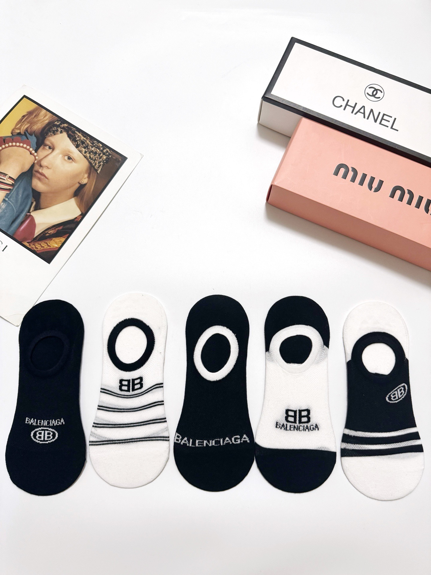 NO:584908,Comes with packaging [5 pairs in a box] Balenciaga classic letter logo pure cotton boat socks, ins super popular air conditioning socks, pure cotton fabric, a must-have for fashionistas, classic color matching, personalized, fashionable and versatile, you deserve it Socks, stockings, socks, balenciaga, balenciaga, socks19860909配包装【一盒5双】 Balenciaga 巴黎世家 经典字母logo 纯棉船袜,ins超火爆空调袜,纯棉面料,潮人必备 ,经典配色 个性时尚百搭款,你值得拥有哦袜子,丝袜,袜子,balenciaga,balenciaga,socks,accessory