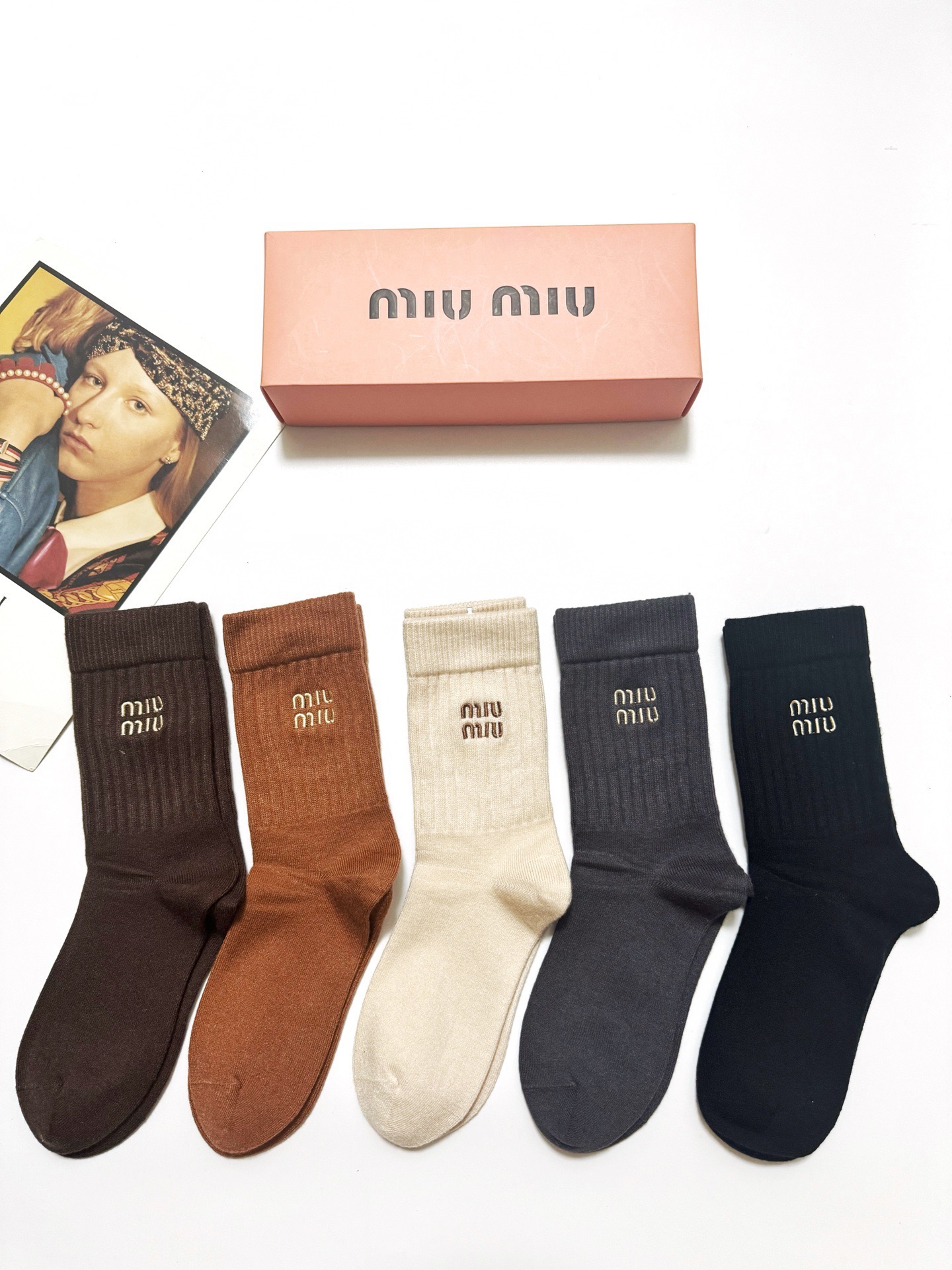 NO:584943,Comes with packaging [5 pairs in a box] Miumiu miumiu classic embroidered letter logo cashmere blend mid-calf socks, soft and skin-friendly, ins super popular color, a must-have for fashionistas in autumn and winter, personalized fashionable and versatile, you deserve it Socks, stockings, socks, miumiu, socks19860909配包装【一盒5 双】 缪缪 miumiu 经典刺绣字母logo 羊绒混纺中筒袜,软糯亲肤,ins超火爆配色 ,秋冬潮人必备 ,个性时尚百搭款,你值得拥有哦 袜子,丝袜,袜子,miumiu,socks,accessory