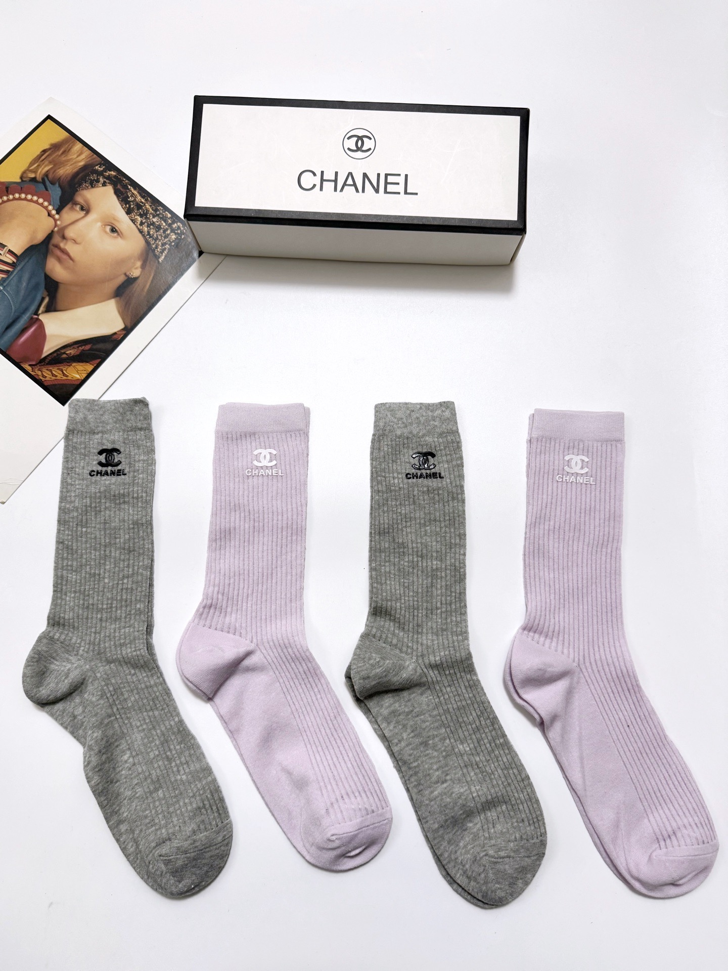 NO:584955,Comes with packaging [4 pairs in a box] Chanel Chanel classic letter logo ultra-thin boneless mid-calf socks, pure cotton striped calf socks, piles of socks, ins hot style!  The counter is selling ing original goods!  High version ~ nice to see the explosion!  The counter-purchased quality socks are a must-have for cool girls and fashionistas. They look super classy when paired together and are extremely fashionable~~ Recommended, recommended, recommended~~ A must-have fashionable item!  !  socks, stockings, socks, chanel, chanel, socks19860909配包装【一盒4 双】 Chanel 香奈儿 经典字母logo 超薄无骨中筒袜,纯棉 条纹小腿袜 堆堆袜 ins爆款！专柜在售ing 原单货！高版本 ～好看到爆炸 ！酷妹潮人必不能少的专柜代购品质 袜子 ,搭配起来超高逼格 时髦度爆表啊啊啊啊～～推荐推荐推荐～～必入时髦小单品！！袜子,丝袜,袜子,chanel,chanel,socks,accessory