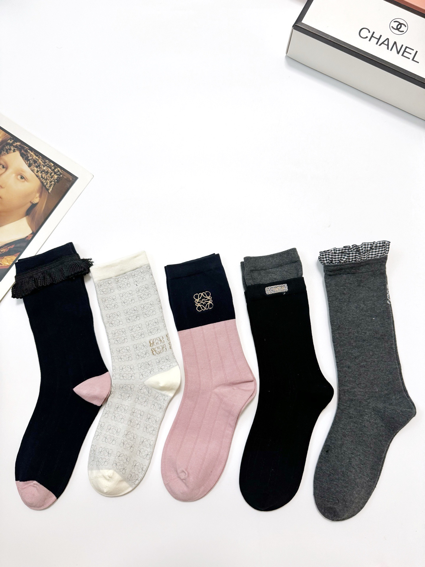 NO:585607,Comes with packaging [5 pairs in a box] Loewe classic logo pure cotton mid-calf socks, ins super popular air-conditioning socks, pure cotton fabric, a must-have for fashionistas, classic color matching, personalized, fashionable and versatile, you deserve it Socks, stockings, socks, loewe, loewe, socks19860909配包装【一盒5 双】 Loewe 罗意威 经典logo 纯棉中筒袜 ,ins超火爆空调袜,纯棉面料,潮人必备 ,经典配色 个性时尚百搭款,你值得拥有哦袜子,丝袜,袜子,loewe,loewe,socks,accessory