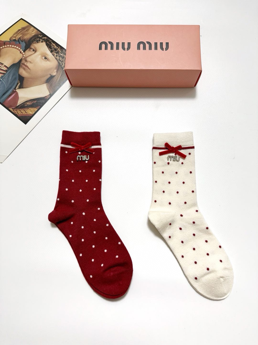 NO:585626,[2 pairs in a box] Miumiu miumiu classic letter logo pure cotton mid-calf socks, an ins hot hit!  It’s on sale at the counter and it’s so explosive!  Super high quality!  A classic that never goes out of style!  A must-have for fashionistas, the quality of counter purchases is great and easy to wear!  Recommended, recommended, recommended ~ ~ must-have small items!  !  socks, stockings, socks, miumiu, socks19860909【一盒2双】 缪缪 miumiu 经典字母logo纯棉中筒袜  ins爆款！专柜在售ing 好看到爆炸 ！超高品质！经典不过时！潮人必不能少的专柜代购品质 ,巨好穿！推荐推荐推荐～～必入小单品！！袜子,丝袜,袜子,miumiu,socks,accessory