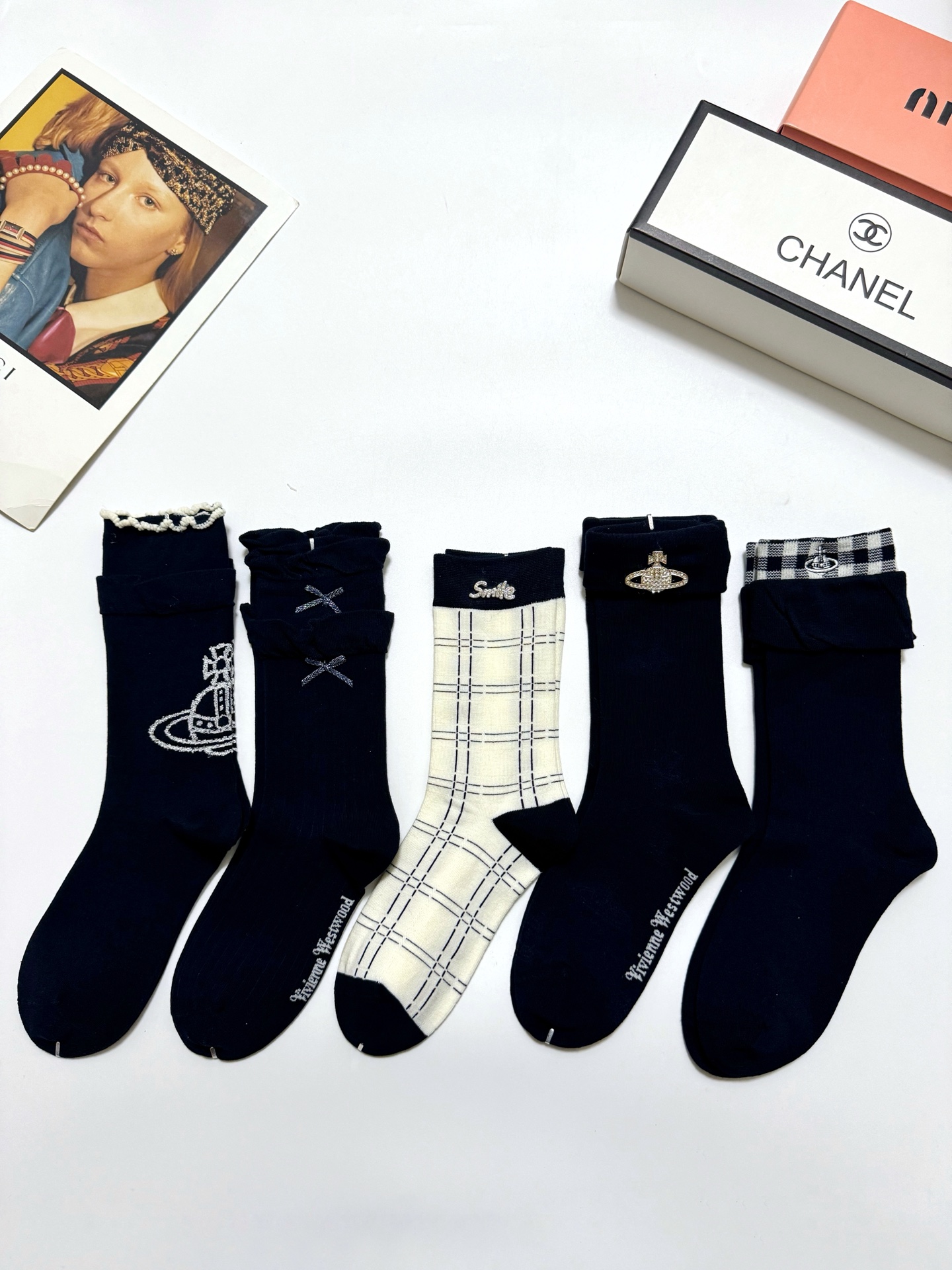 NO:585361,Comes with packaging [5 pairs in a box] Vivienne Westwood, the Queen Mother’s classic logo pure cotton mid-calf socks, pure cotton fabric, a must-have for fashionistas, classic color matching, personalized, fashionable and versatile, you deserve it Socks, stockings, socks, socks19860909配包装【一盒5 双】  Vivienne Westwood,西太后经典logo 纯棉中筒袜 ,纯棉面料,潮人必备 ,经典配色 个性时尚百搭款,你值得拥有哦袜子,丝袜,袜子,socks,accessory
