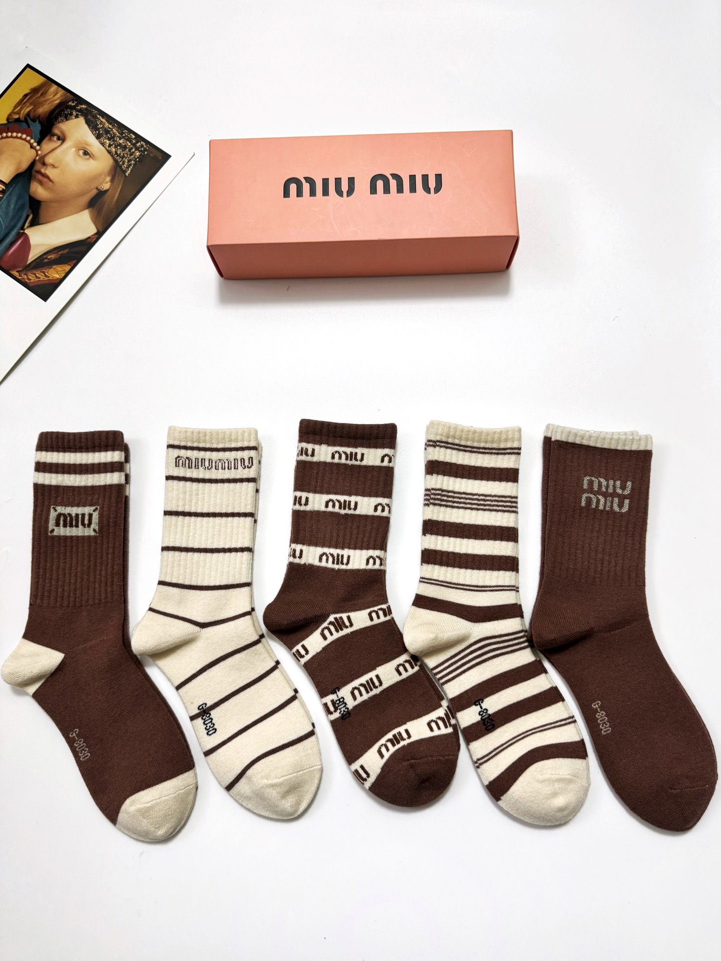 NO:585781,Comes with packaging [5 pairs in a box] Miumiu miumiu classic letter logo cashmere blend mid-calf socks, ins super popular mid-calf socks, a must-have for fashionistas, classic color matching, personalized, fashionable and versatile, you deserve it Socks, stockings, socks, miumiu, socks19860909配包装【一盒5 双】 缪缪miumiu 经典字母 logo 羊绒混纺中筒袜,ins超火爆中筒袜,潮人必备 ,经典配色 个性时尚百搭款,你值得拥有哦袜子,丝袜,袜子,miumiu,socks,accessory