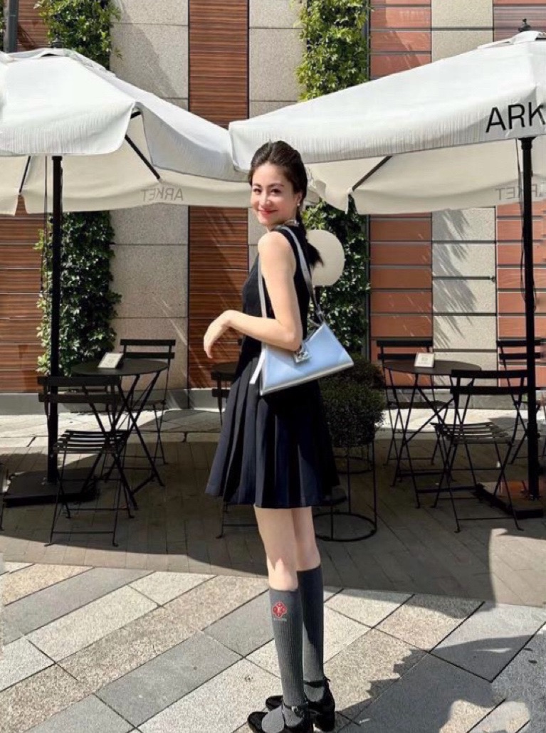 NO:585783,Comes with packaging [one pair per box] LV Louis Vuitton classic letter logo pure cotton stockings calf socks, an ins hot item!  It’s on sale at the counter and it’s so explosive!  Super high quality!  A classic that never goes out of style!  A must-have for fashionistas, the quality of counter purchases is great and easy to wear!  Recommended, recommended, recommended ~ ~ must-have small items!  !  socks, stockings, socks, louis vuitton, louis vuitton, socks19860909配包装【一盒一双】 LV 路易威登 经典字母logo纯棉长筒袜 小腿袜 ins爆款！专柜在售ing 好看到爆炸 ！超高品质！经典不过时！潮人必不能少的专柜代购品质 ,巨好穿！推荐推荐推荐～～必入小单品！！袜子,丝袜,袜子,louis vuitton,louis vuitton,socks,accessory