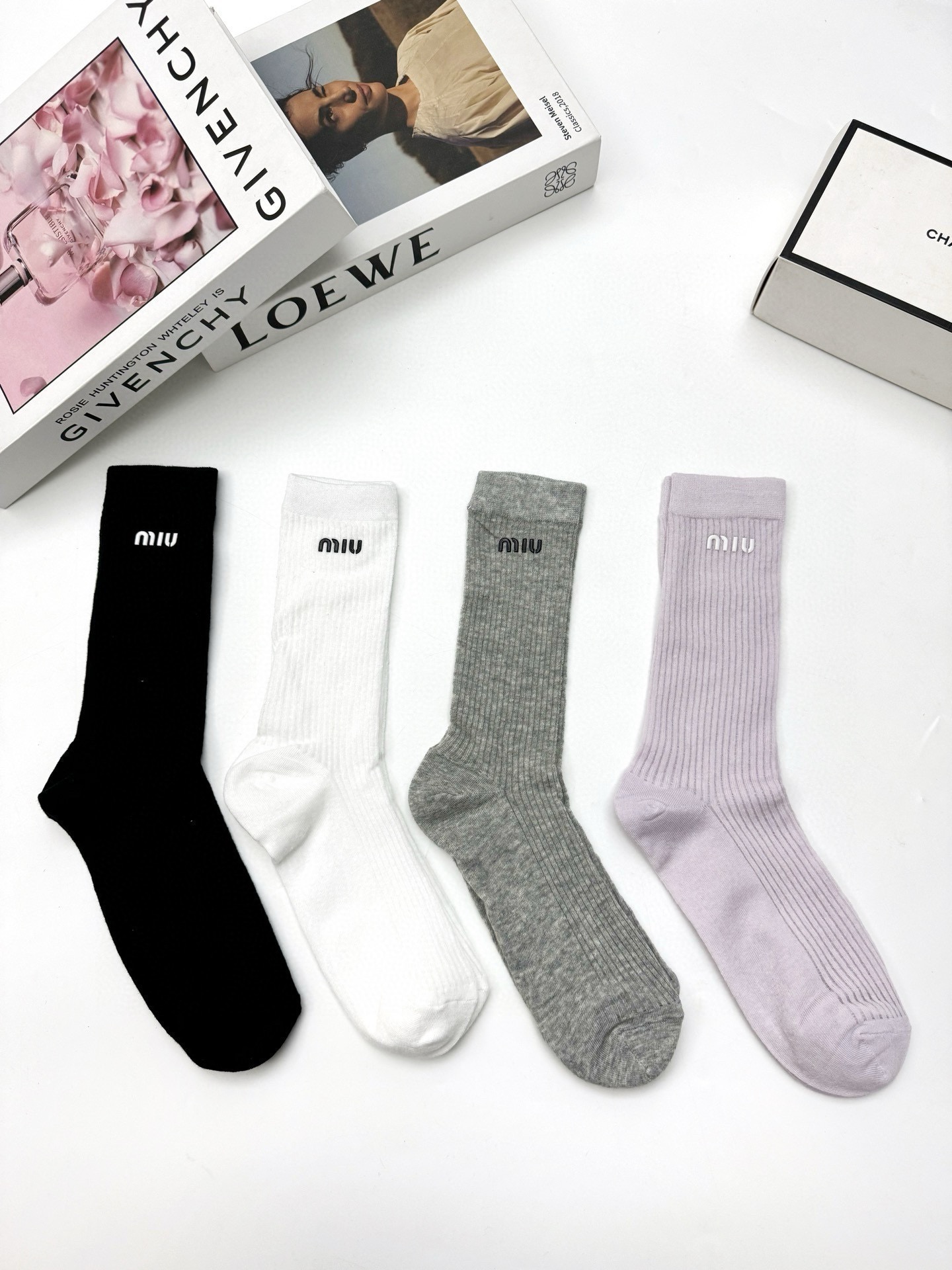 NO:585793,(Best-selling item back in stock) Comes with packaging [4 pairs in a box] Miumiu miumiu classic letter logo ultra-thin boneless mid-calf socks, pure cotton striped calf socks piles of socks ins hot style!  The counter is selling ing original goods!  High version ~ nice to see the explosion!  The counter-purchased quality socks are a must-have for cool girls and fashionistas. They look super classy when paired together and are extremely fashionable~~ Recommended, recommended, recommended~~ A must-have fashionable item!  !  socks, stockings, socks, miumiu, socks19860909（爆款回货） 配包装【一盒4 双】 缪缪 miumiu 经典字母logo 超薄无骨中筒袜,纯棉 条纹小腿袜 堆堆袜 ins爆款！专柜在售ing 原单货！高版本 ～好看到爆炸 ！酷妹潮人必不能少的专柜代购品质 袜子 ,搭配起来超高逼格 时髦度爆表啊啊啊啊～～推荐推荐推荐～～必入时髦小单品！！袜子,丝袜,袜子,miumiu,socks,accessory