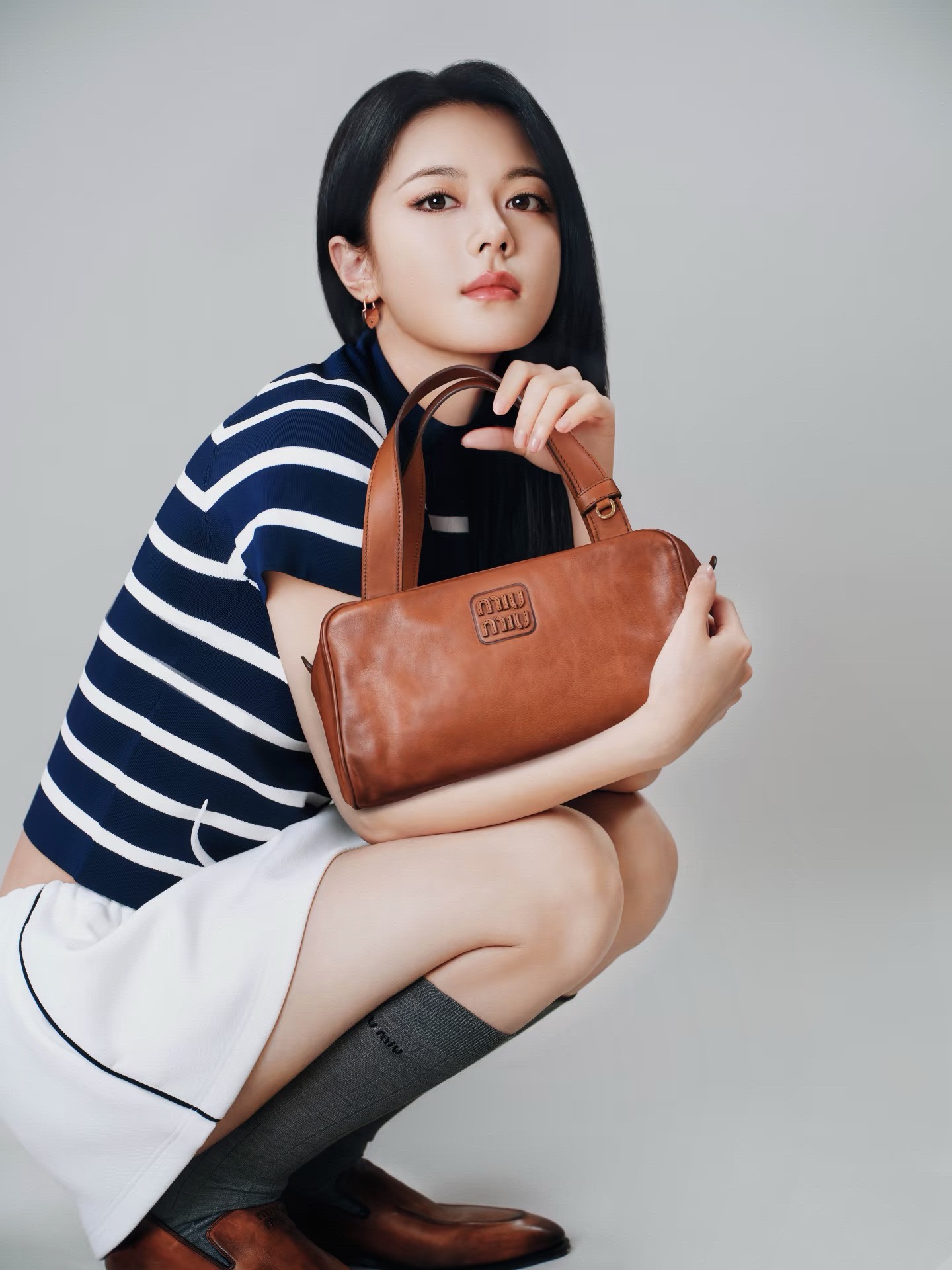 NO:585802,Comes with packaging [one pair per box] Miumiu miumiu classic letter logo pure cotton stockings, calf socks, an ins hot hit!  It’s on sale at the counter and it’s so explosive!  Super high quality!  A classic that never goes out of style!  A must-have for fashionistas, the quality of counter purchases is great and easy to wear!  Recommended, recommended, recommended ~ ~ must-have small items!  !  socks, stockings, socks, miumiu, socks19860909配包装【一盒一双】 缪缪 miumiu 经典字母logo纯棉长筒袜 小腿袜 ins爆款！专柜在售ing 好看到爆炸 ！超高品质！经典不过时！潮人必不能少的专柜代购品质 ,巨好穿！推荐推荐推荐～～必入小单品！！袜子,丝袜,袜子,miumiu,socks,accessory