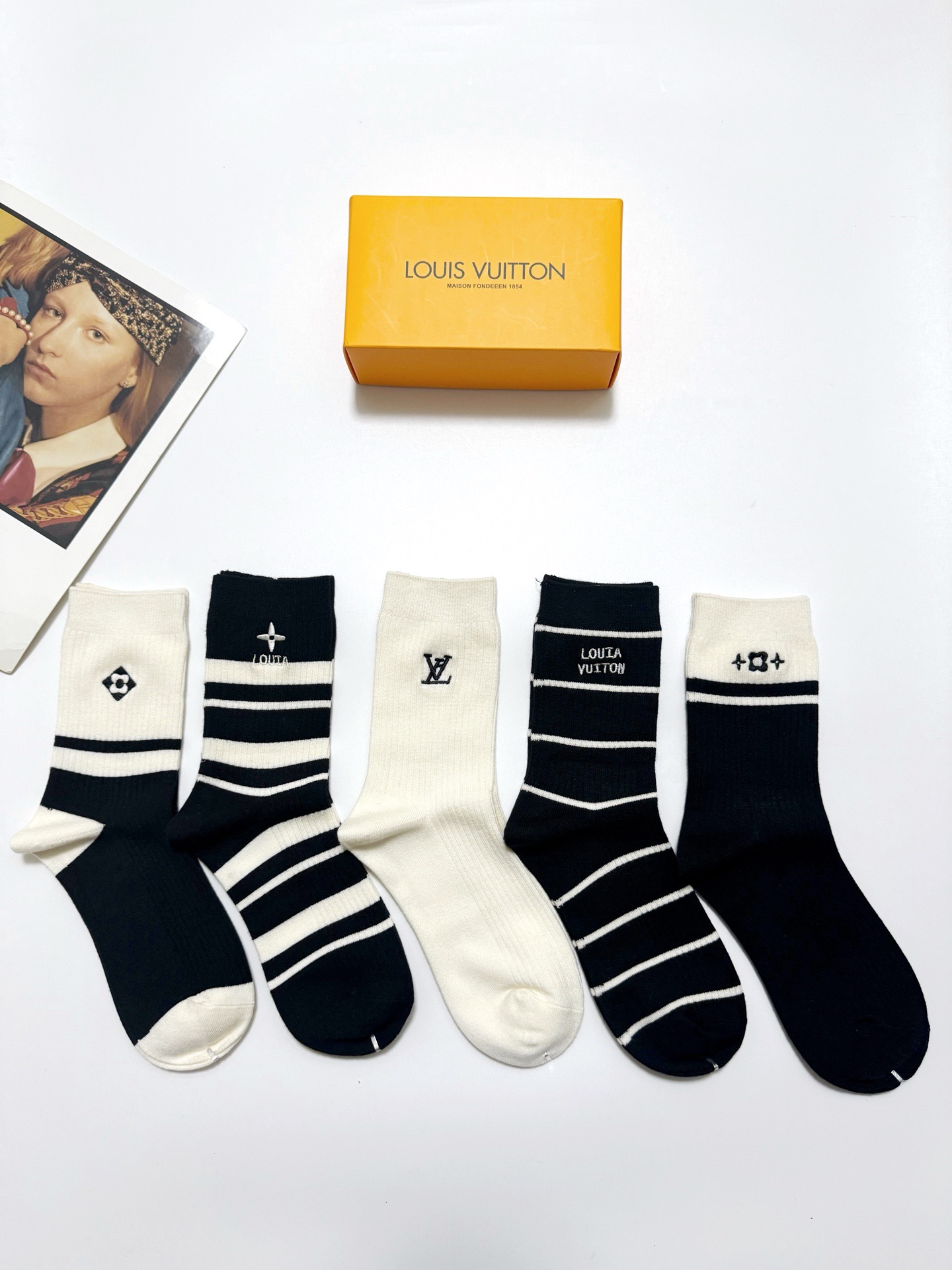 NO:585800,Comes with packaging [5 pairs in a box] LV Louis Vuitton classic embroidered letter logo cashmere blend mid-calf socks, soft and skin-friendly, ins super hot color, a must-have for fashionistas in autumn and winter, personalized fashionable and versatile, you deserve it Socks, stockings, socks, louis vuitton, louis vuitton, socks19860909配包装【一盒5 双】 LV 路易威登 经典刺绣字母logo 羊绒混纺中筒袜,软糯亲肤,ins超火爆配色 ,秋冬潮人必备 ,个性时尚百搭款,你值得拥有哦 袜子,丝袜,袜子,louis vuitton,louis vuitton,socks,accessory