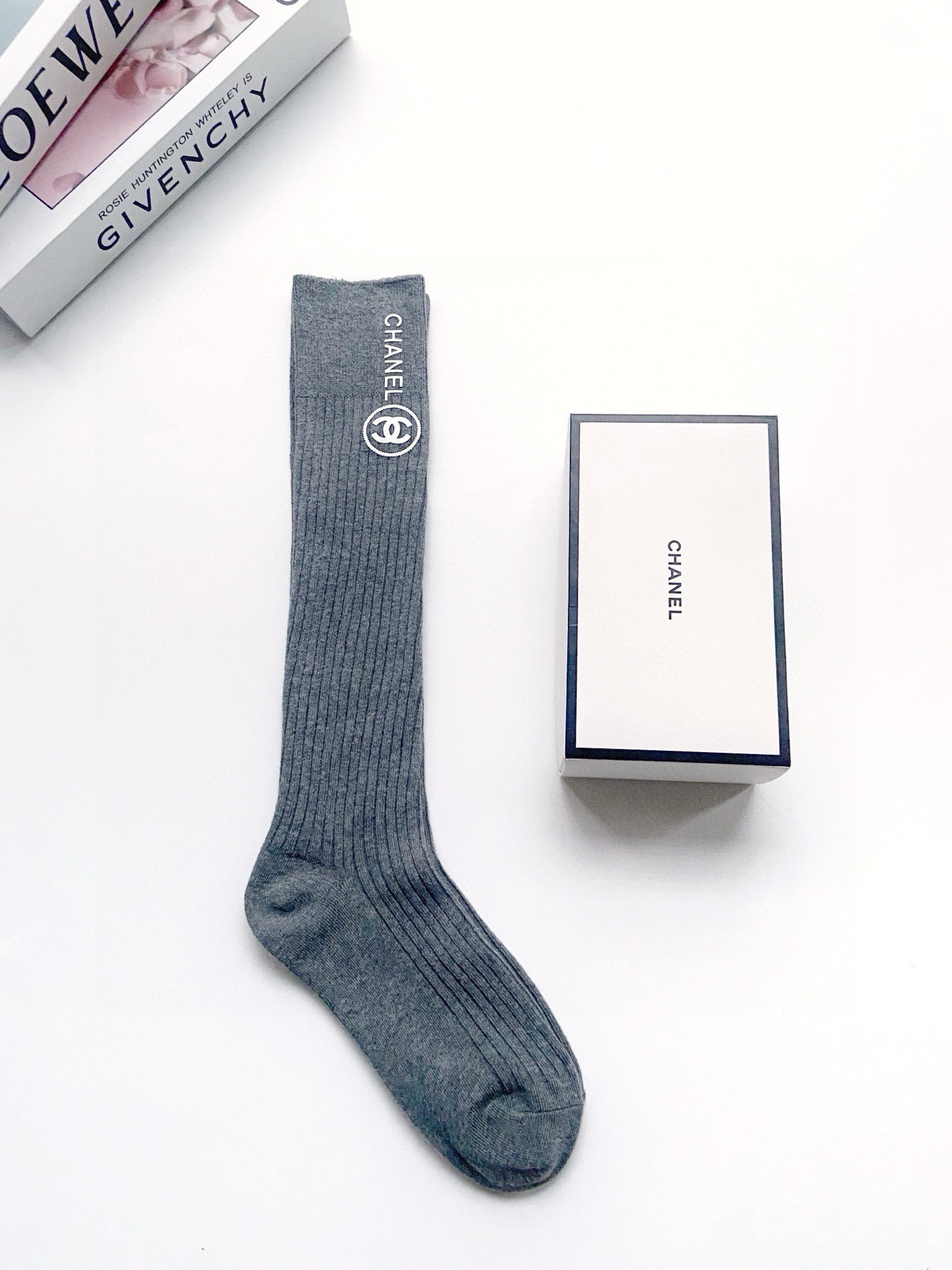 NO:585795,Comes with packaging [one pair per box] Chanel Chanel classic double C letter logo pure cotton stockings calf socks ins hot trend!  It’s on sale at the counter and it’s so explosive!  Super high quality!  A classic that never goes out of style!  A must-have for fashionistas, the quality of counter purchases is great and easy to wear!  Recommended, recommended, recommended ~ ~ must-have small items!  !  socks, stockings, socks, chanel, chanel, socks19860909配包装【一盒一双】 Chanel 香奈儿 经典双C字母logo纯棉长筒袜 小腿袜 ins爆款！专柜在售ing 好看到爆炸 ！超高品质！经典不过时！潮人必不能少的专柜代购品质 ,巨好穿！推荐推荐推荐～～必入小单品！！袜子,丝袜,袜子,chanel,chanel,socks,accessory
