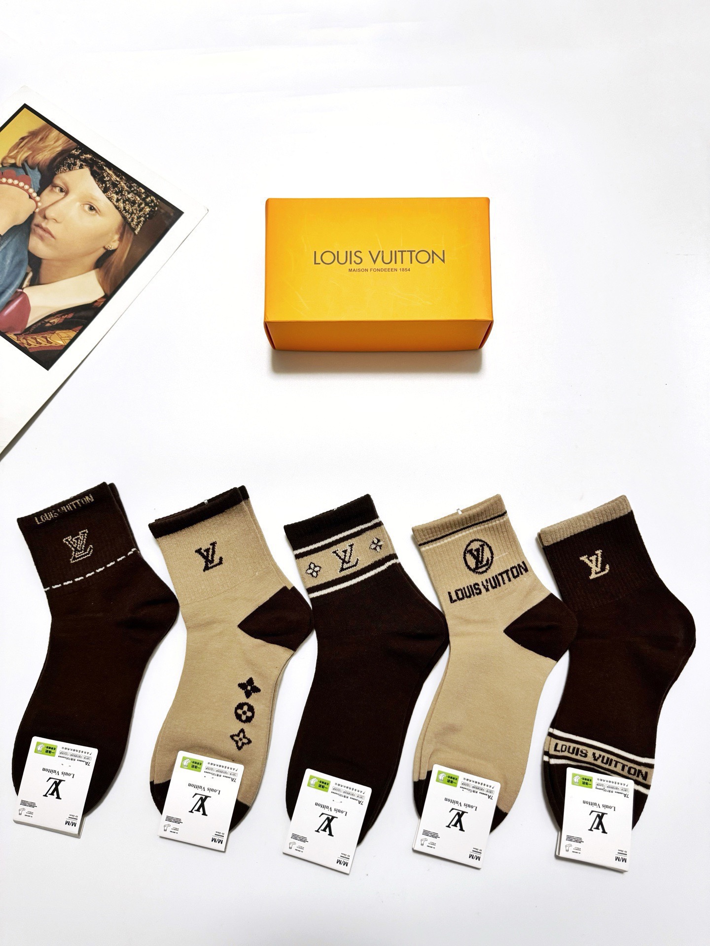 NO:585814,Comes with packaging [5 pairs in a box] LV Louis Vuitton classic letter logo pure cotton mid-calf socks, ins super popular socks, pure cotton fabric, a must-have for fashionistas, classic color matching, personalized, fashionable and versatile, you deserve it Socks, stockings, socks, louis vuitton, louis vuitton, socks19860909配包装【一盒5双】 LV 路易威登 经典字母logo 纯棉中筒袜,ins超火爆短袜,纯棉面料,潮人必备 ,经典配色 个性时尚百搭款,你值得拥有哦袜子,丝袜,袜子,louis vuitton,louis vuitton,socks,accessory