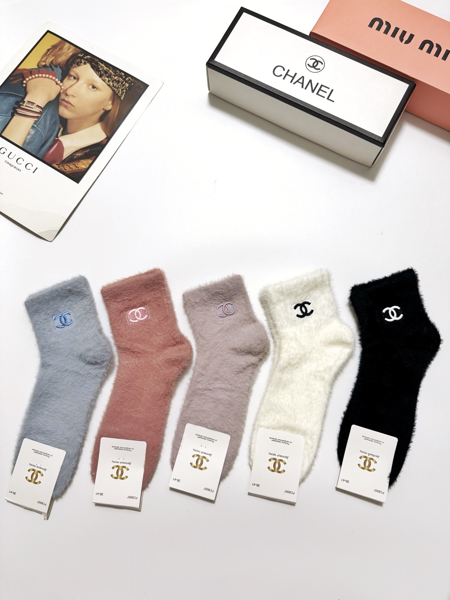 NO:585816,Comes with packaging [5 pairs in a box] Chanel Chanel European and American big brand classic letter logo mink velvet socks!  Super soft and skin-friendly!  Ins hot style!  It’s on sale at the counter and it’s so explosive!  Super high quality!  A classic that never goes out of style!  A must-have for fashionistas, the quality of counter purchases is great and easy to wear!  Recommended, recommended, recommended ~ ~ must-have small items!  !  socks, stockings, socks, chanel, chanel, socks19860909配包装【一盒5 双】 Chanel香奈儿 欧美大牌 经典字母 logo 水貂绒短筒袜 ！超级软糯亲肤！ ins爆款！专柜在售ing 好看到爆炸 ！超高品质！经典不过时！潮人必不能少的专柜代购品质 ,巨好穿！推荐推荐推荐～～必入小单品！！袜子,丝袜,袜子,chanel,chanel,socks,accessory