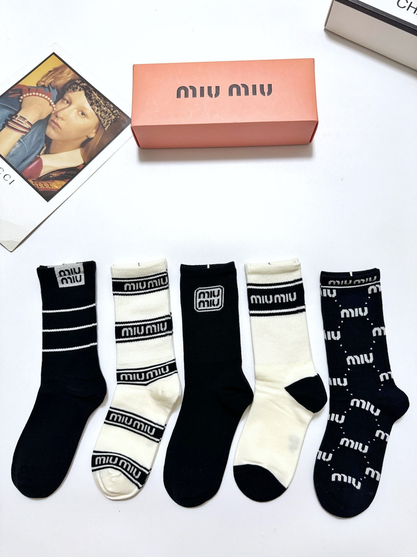 NO:585815,Comes with packaging [5 pairs in a box] Miumiu classic letter logo pure cotton mid-calf socks!  Super soft and skin-friendly!  Ins hot style!  It’s on sale at the counter and it’s so explosive!  Super high quality!  A classic that never goes out of style!  A must-have for fashionistas, the quality of counter purchases is great and easy to wear!  Recommended, recommended, recommended ~ ~ must-have small items!  !  socks, stockings, socks, miumiu, socks19860909配包装【一盒5 双】 缪缪 miumiu 经典字母 logo纯棉 中筒袜 ！超级软糯亲肤！ ins爆款！专柜在售ing 好看到爆炸 ！超高品质！经典不过时！潮人必不能少的专柜代购品质 ,巨好穿！推荐推荐推荐～～必入小单品！！袜子,丝袜,袜子,miumiu,socks,accessory