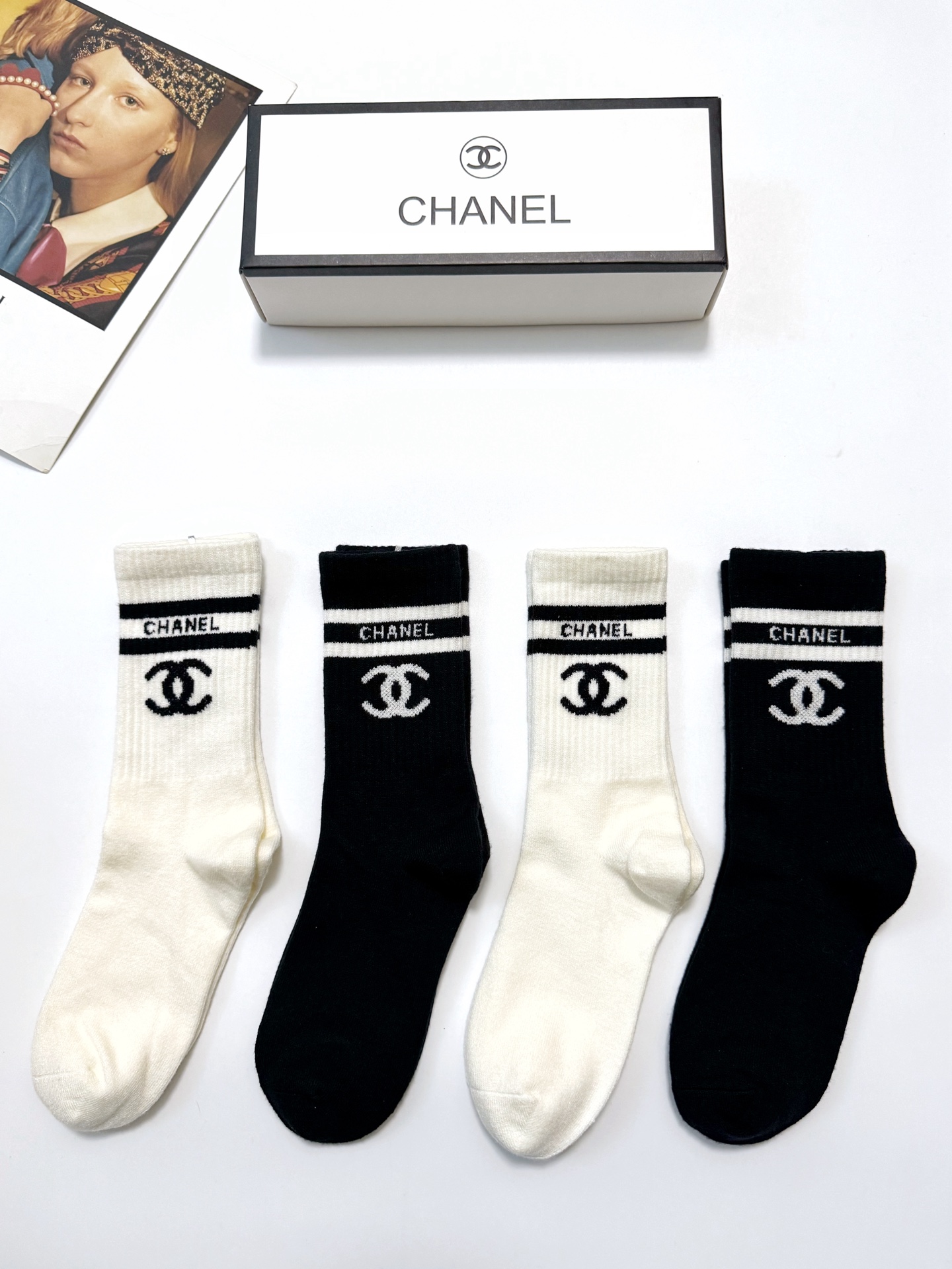 NO:585825,Comes with packaging [4 pairs in a box] Chanel classic letter logo cashmere mid-calf socks!  Super soft and skin-friendly!  Ins hot style!  It’s on sale at the counter and it’s so explosive!  Super high quality!  A classic that never goes out of style!  A must-have for fashionistas, the quality of counter purchases is great and easy to wear!  Recommended, recommended, recommended ~ ~ must-have small items!  !  socks, stockings, socks, chanel, chanel, socks19860909配包装【一盒 4 双】 Chanel 香奈儿 经典字母 logo羊绒 中筒袜 ！超级软糯亲肤！ ins爆款！专柜在售ing 好看到爆炸 ！超高品质！经典不过时！潮人必不能少的专柜代购品质 ,巨好穿！推荐推荐推荐～～必入小单品！！袜子,丝袜,袜子,chanel,chanel,socks,accessory