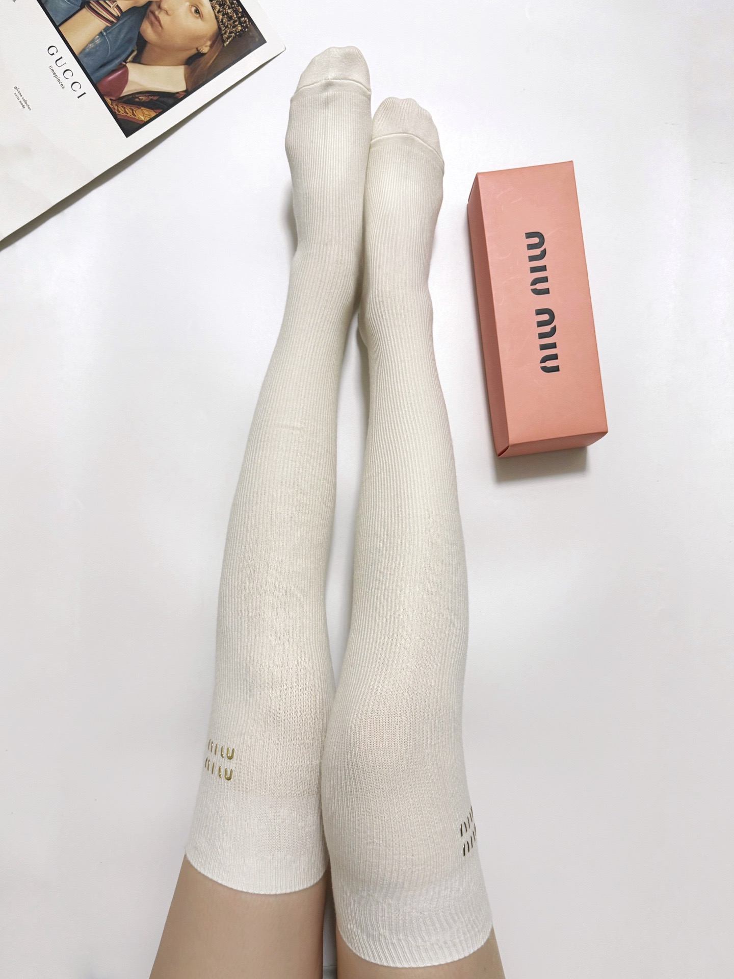 P配包装
🌟45 【一盒一双】
🌟缪缪 miumiu 经典字母logo羊绒混纺 过膝袜
🌟ins爆款!专柜在售ing 🌟好看到爆炸 !🌟超高品质!经典不过时!潮人必不能少的专柜代购品质 ,袜口采用防滑胶设计,巨好穿!推荐推荐推荐~~必入小单品!!