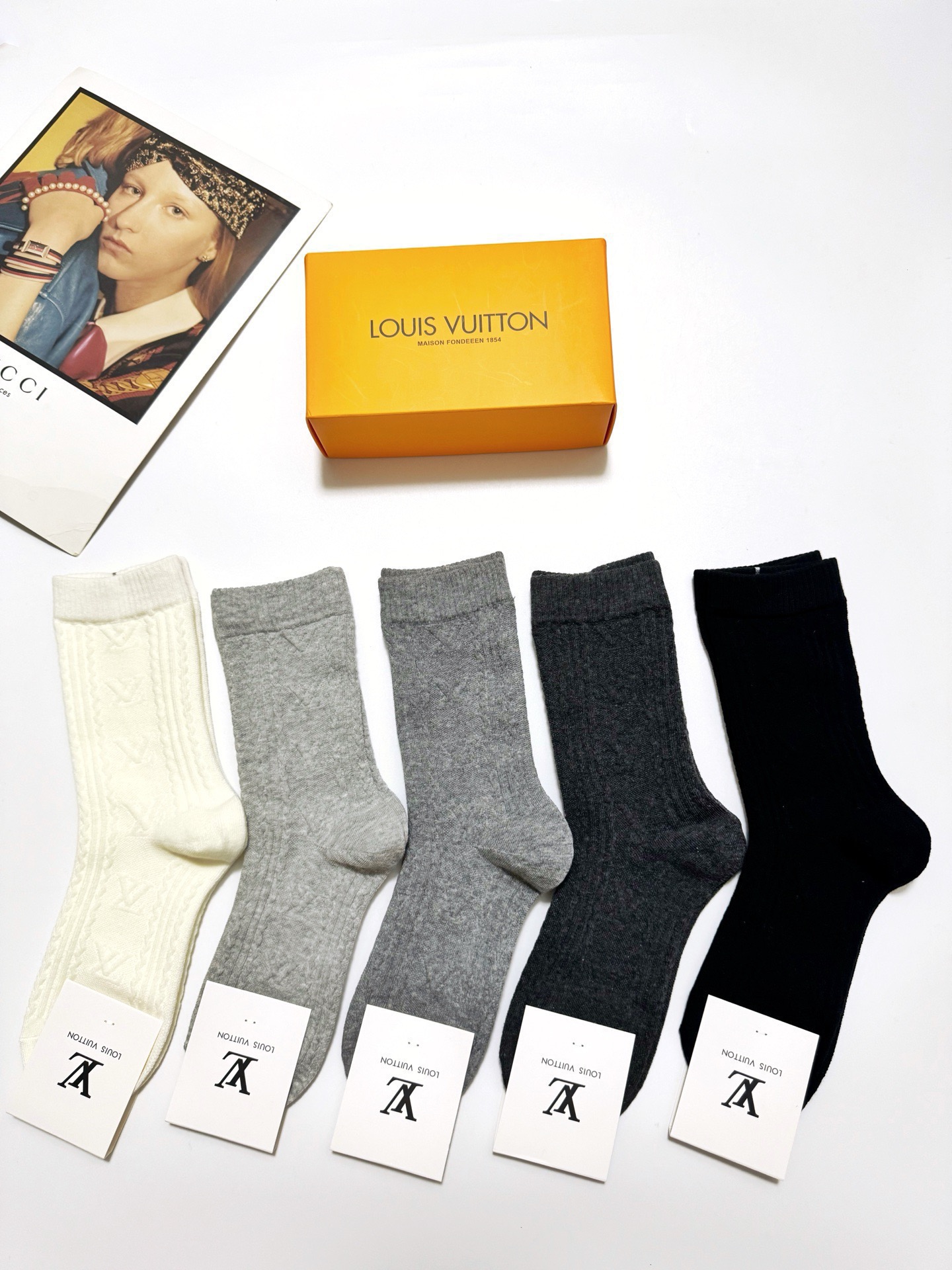 NO:585846,Comes with packaging [5 pairs in a box] LV Louis Vuitton classic embossed letter logo pure cotton mid-calf socks, ins super popular socks, pure cotton fabric, a must-have for fashionistas, classic color matching, personalized, fashionable and versatile, you deserve it Socks, stockings, socks, louis vuitton, louis vuitton, socks19860909配包装【一盒5双】 LV 路易威登 经典浮雕 字母logo 纯棉中筒袜,ins超火爆短袜,纯棉面料,潮人必备 ,经典配色 个性时尚百搭款,你值得拥有哦袜子,丝袜,袜子,louis vuitton,louis vuitton,socks,accessory