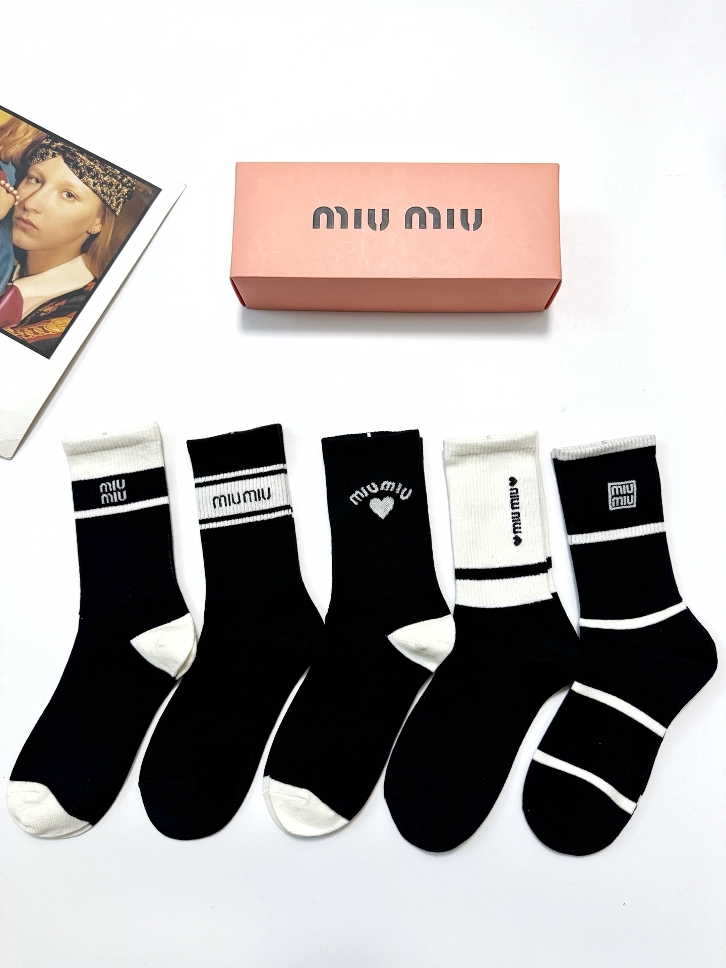 NO:585866,Comes with packaging [5 pairs in a box] Miumiu classic letter logo pure cotton mid-calf socks!  Super soft and skin-friendly!  Ins hot style!  It’s on sale at the counter and it’s so explosive!  Super high quality!  A classic that never goes out of style!  A must-have for fashionistas, the quality of counter purchases is great and easy to wear!  Recommended, recommended, recommended ~ ~ must-have small items!  !  socks, stockings, socks, miumiu, socks19860909配包装【一盒5 双】 缪缪 miumiu 经典字母 logo纯棉 中筒袜 ！超级软糯亲肤！ ins爆款！专柜在售ing 好看到爆炸 ！超高品质！经典不过时！潮人必不能少的专柜代购品质 ,巨好穿！推荐推荐推荐～～必入小单品！！袜子,丝袜,袜子,miumiu,socks,accessory