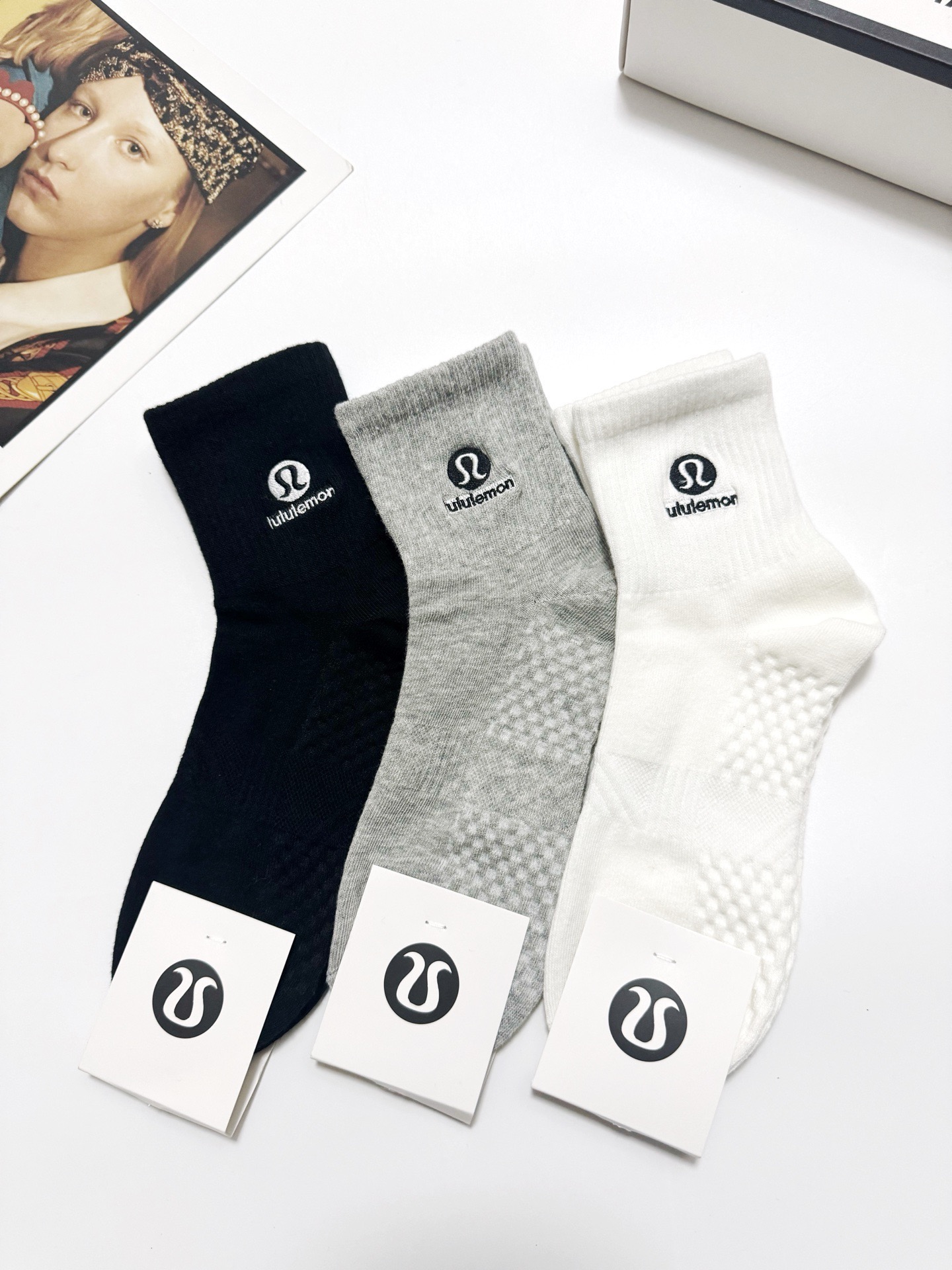 配包装🌟【一盒3 双】 🌟Lululemon 经典字母logo 纯棉刺绣短袜 ，ins超火爆短袜，纯棉面