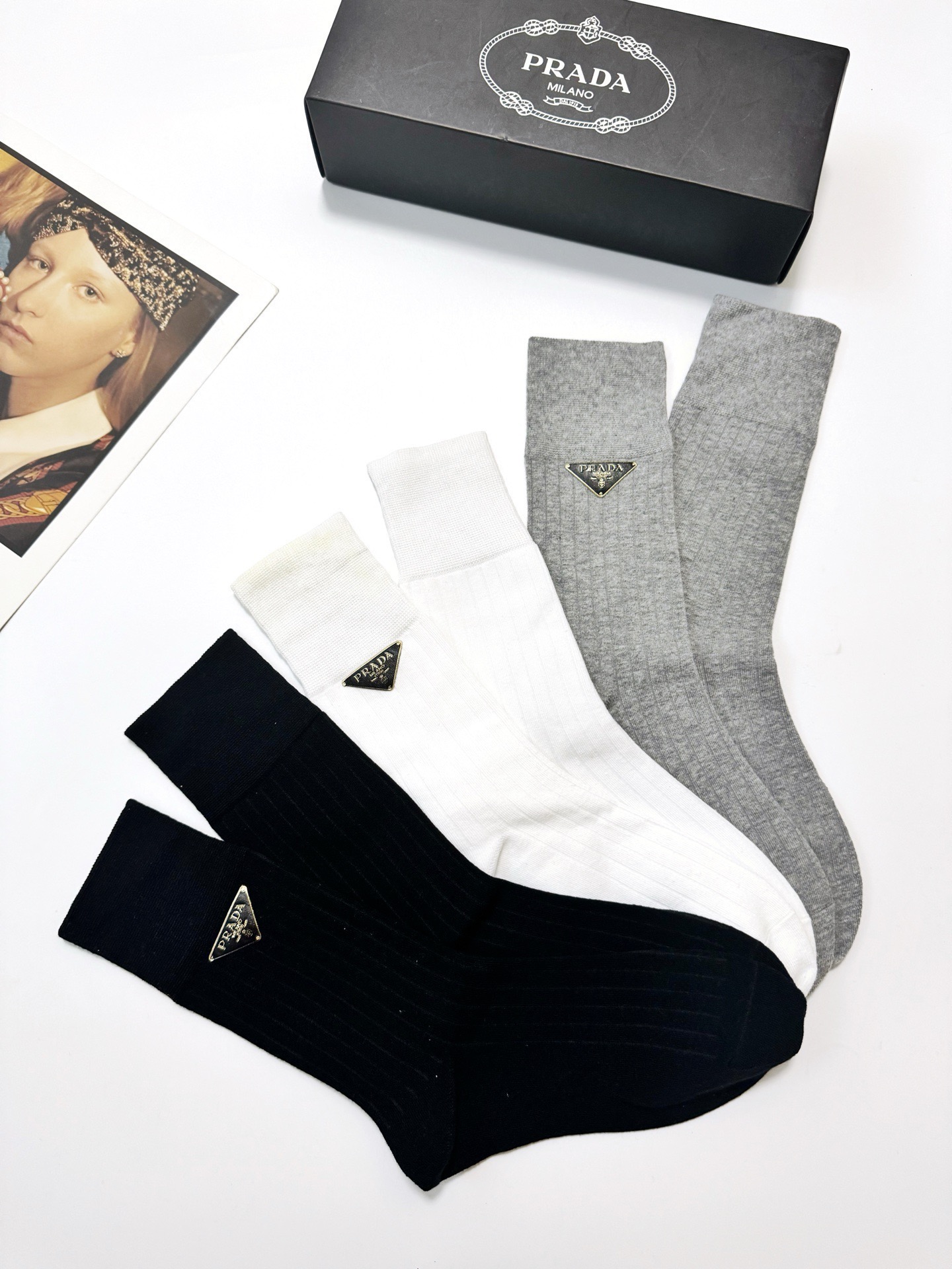 配包装🌟【一盒3 双】🌟Prada 普拉达 经典字母logo纯棉中筒袜 🌟ins爆款！专柜在售ing 🌟