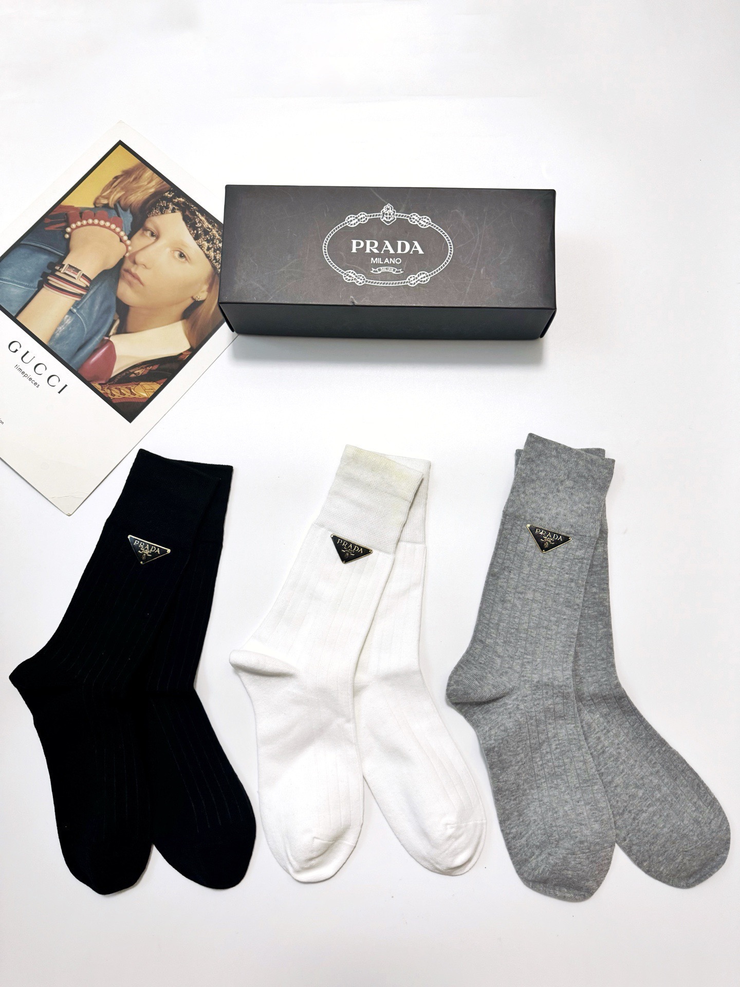 配包装🌟【一盒3 双】🌟Prada 普拉达 经典字母logo纯棉中筒袜 🌟ins爆款！专柜在售ing 🌟