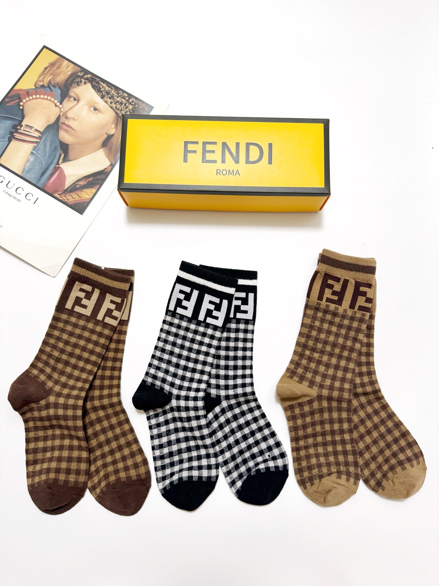 配包装🌟【一盒3 双】 🌟芬迪FENDI 经典字母logo 纯棉中筒袜 ，ins超火爆短袜，纯棉面料，男