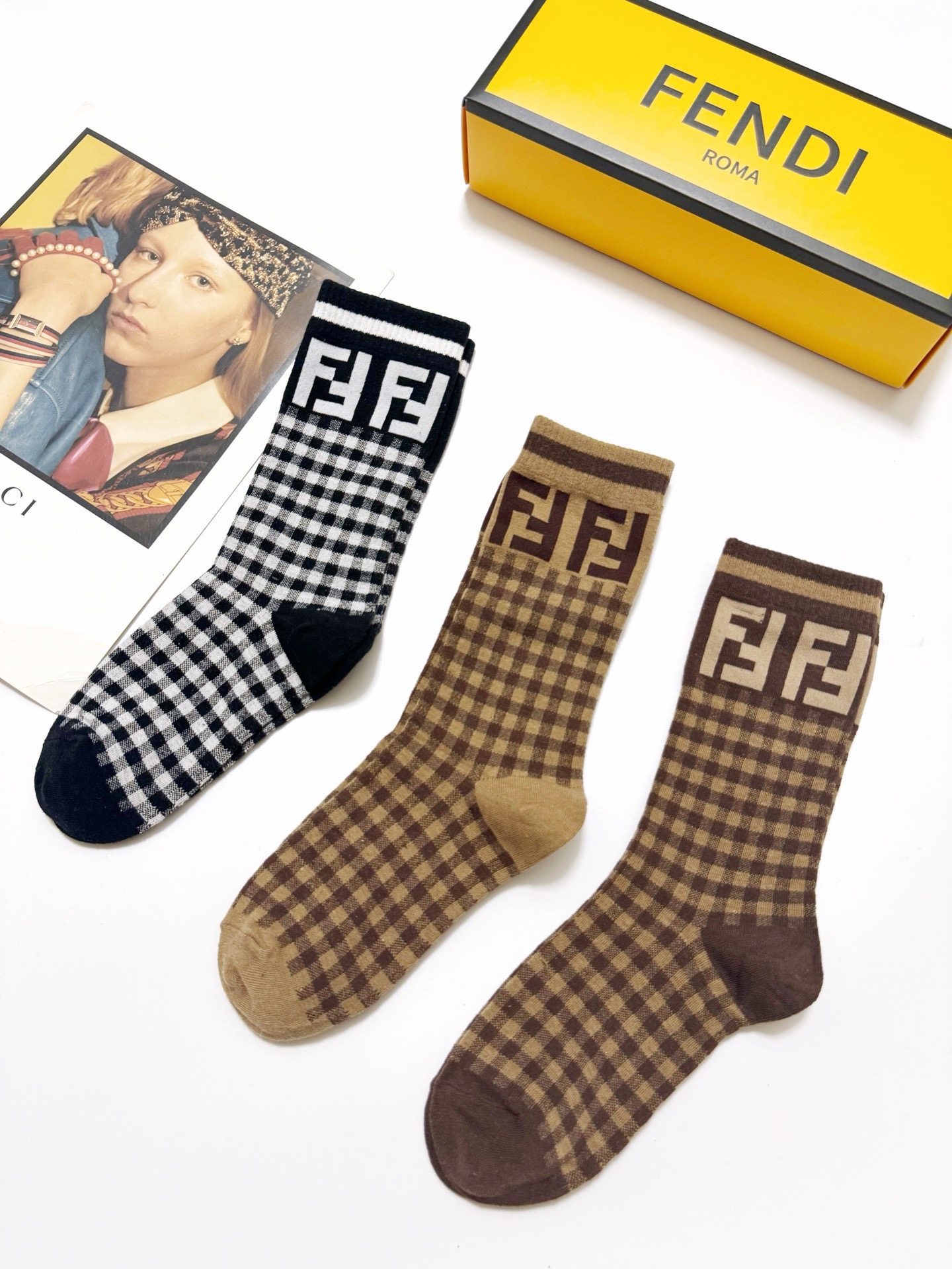 配包装🌟【一盒3 双】 🌟芬迪FENDI 经典字母logo 纯棉中筒袜 ，ins超火爆短袜，纯棉面料，男