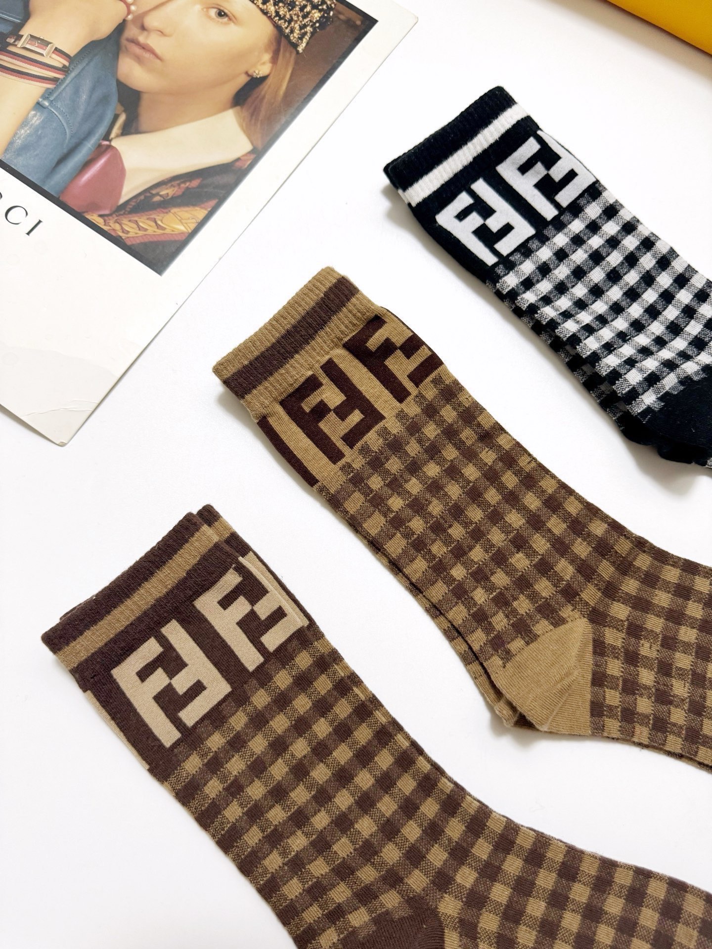 配包装🌟【一盒3 双】 🌟芬迪FENDI 经典字母logo 纯棉中筒袜 ，ins超火爆短袜，纯棉面料，男